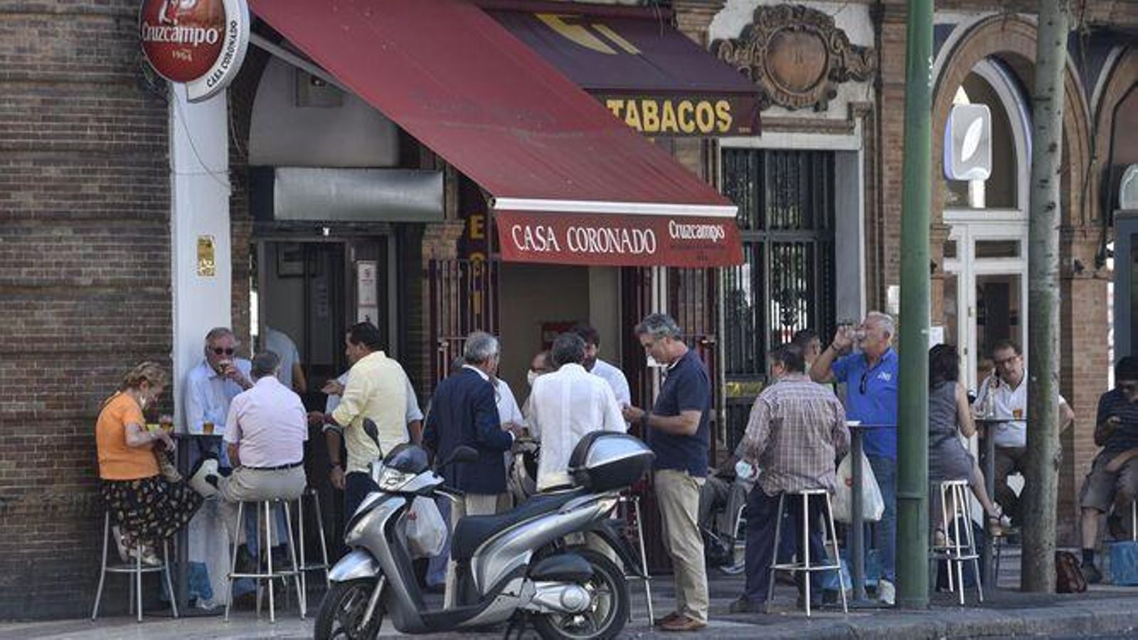 La terraza de la Casa Coronado, repleta de personas disfrutando de una de las cervezas más famosas de Sevilla