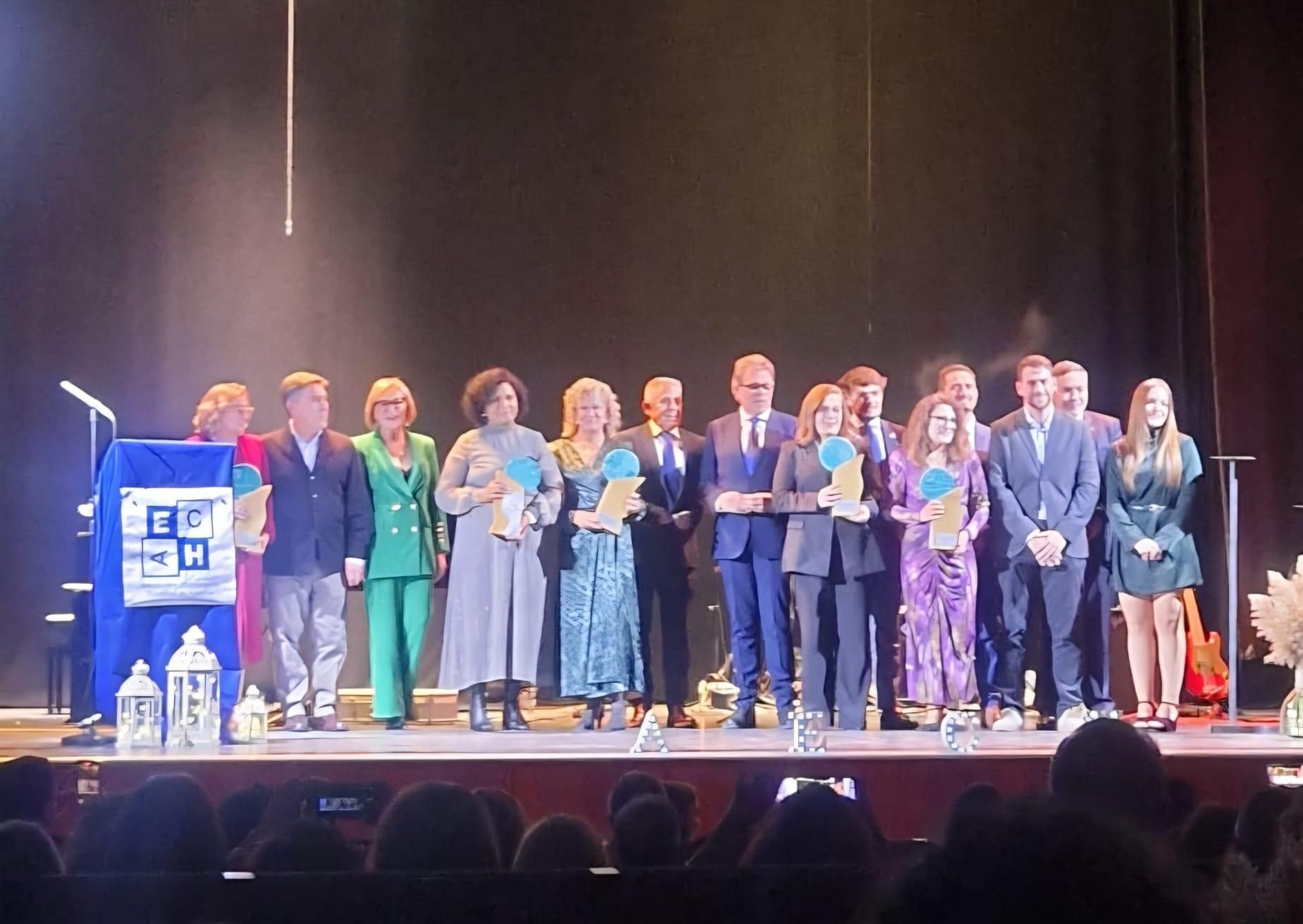 Foto de familia de los galardonados.