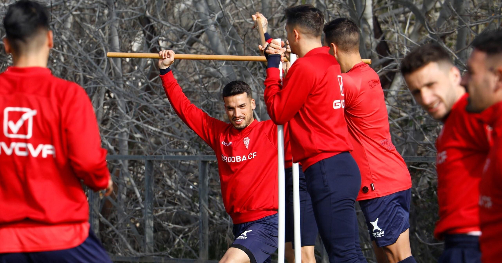 José Alonso estira en el entrenamiento de este miércoles en la Ciudad Deportiva.