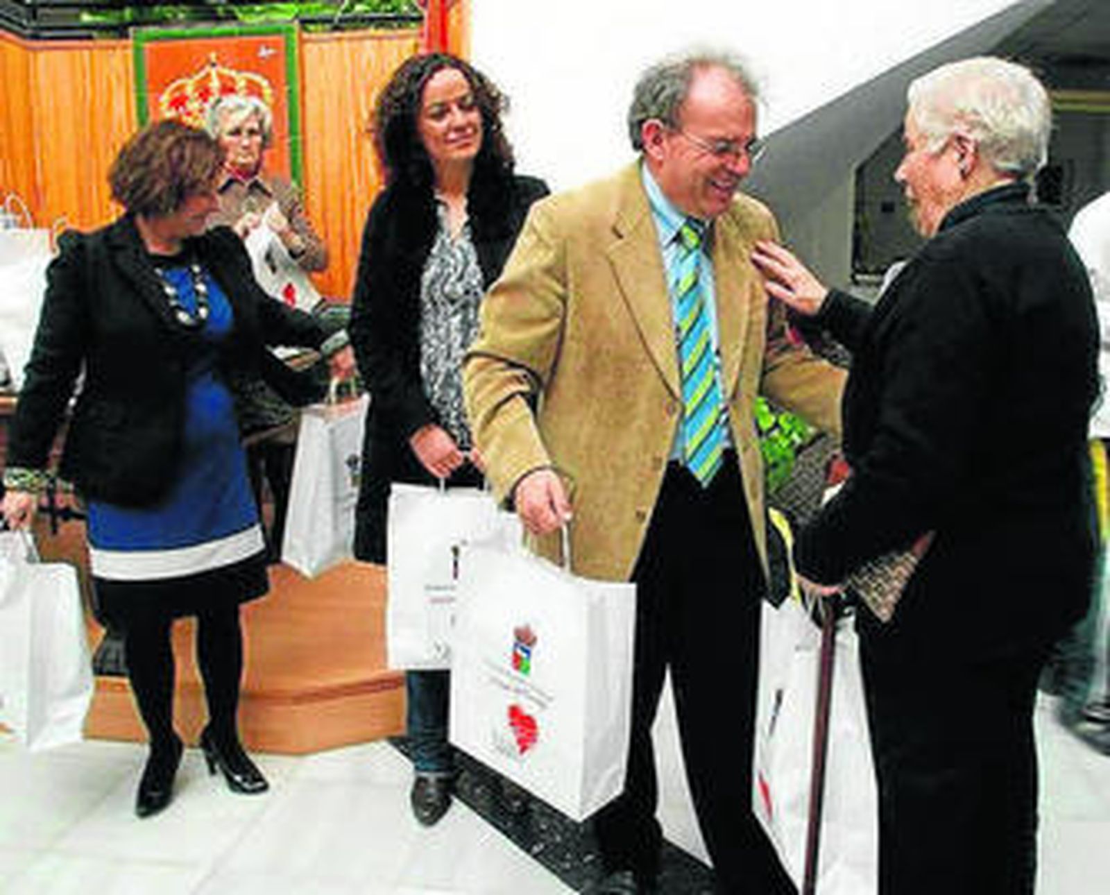 Bonilla y Rodríguez entregaron ayer decodificadores a los vecinos..