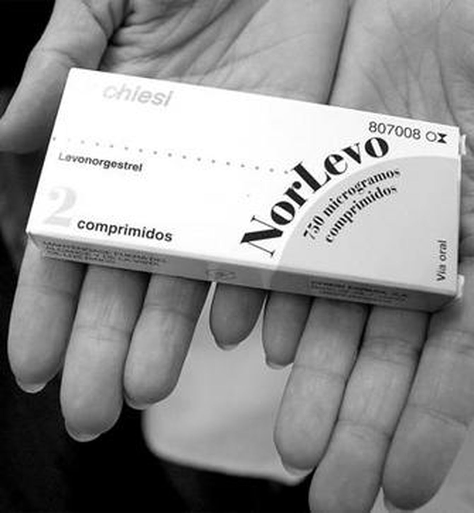 Una farmacéutica muestra una de las marcas de píldoras postcoitales que se distribuyen.