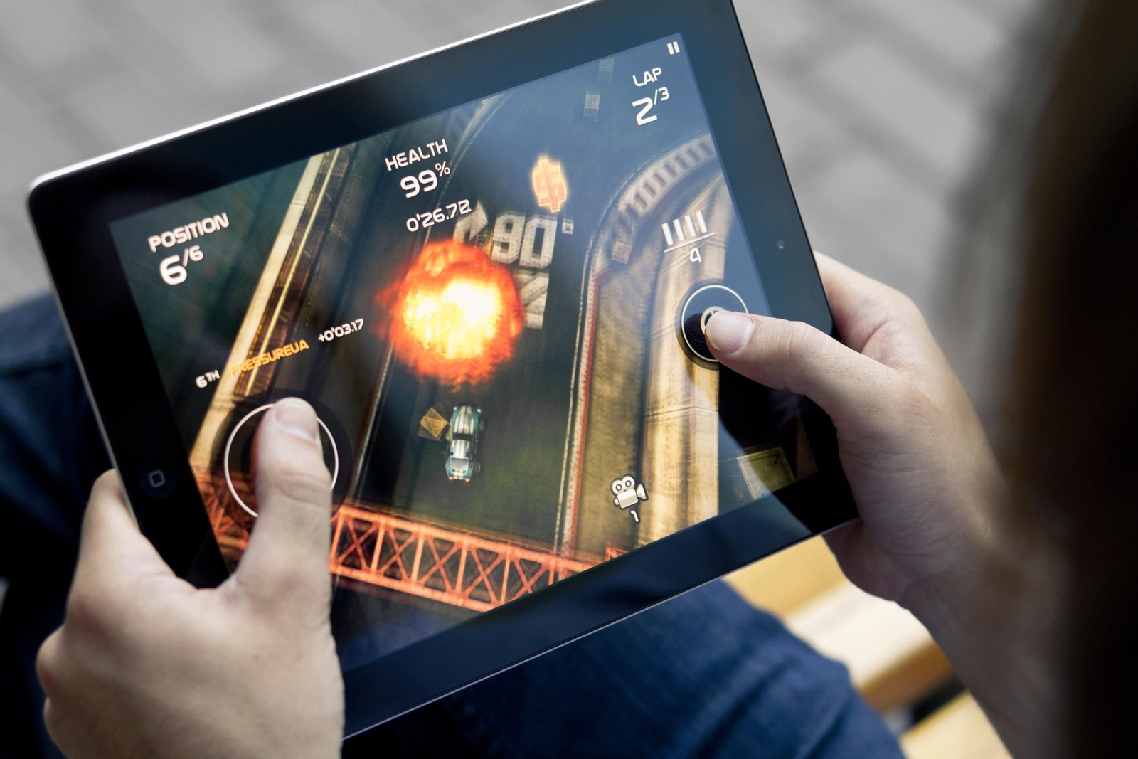 Un joven juega a un videojuego en su tablet.