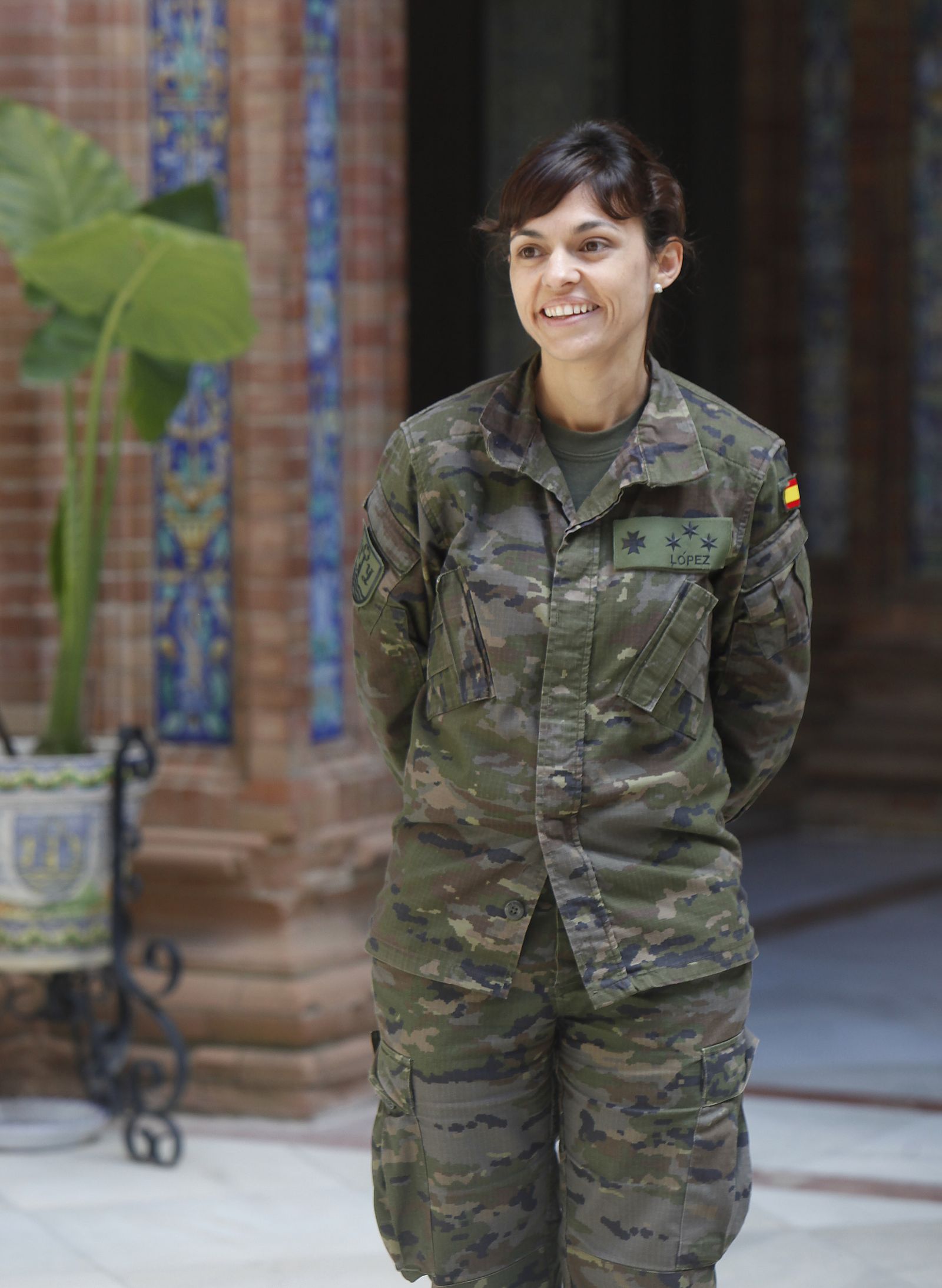 La capitán Bárbara López, en el patio de Capitanía.