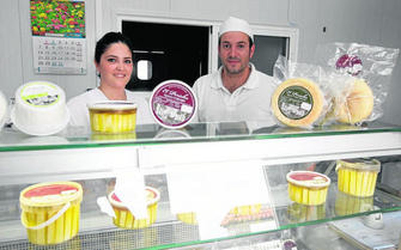 Francisco García y Mónica López desarrollan nuevas recetas de quesos y están al frente de la fábrica y la tienda.