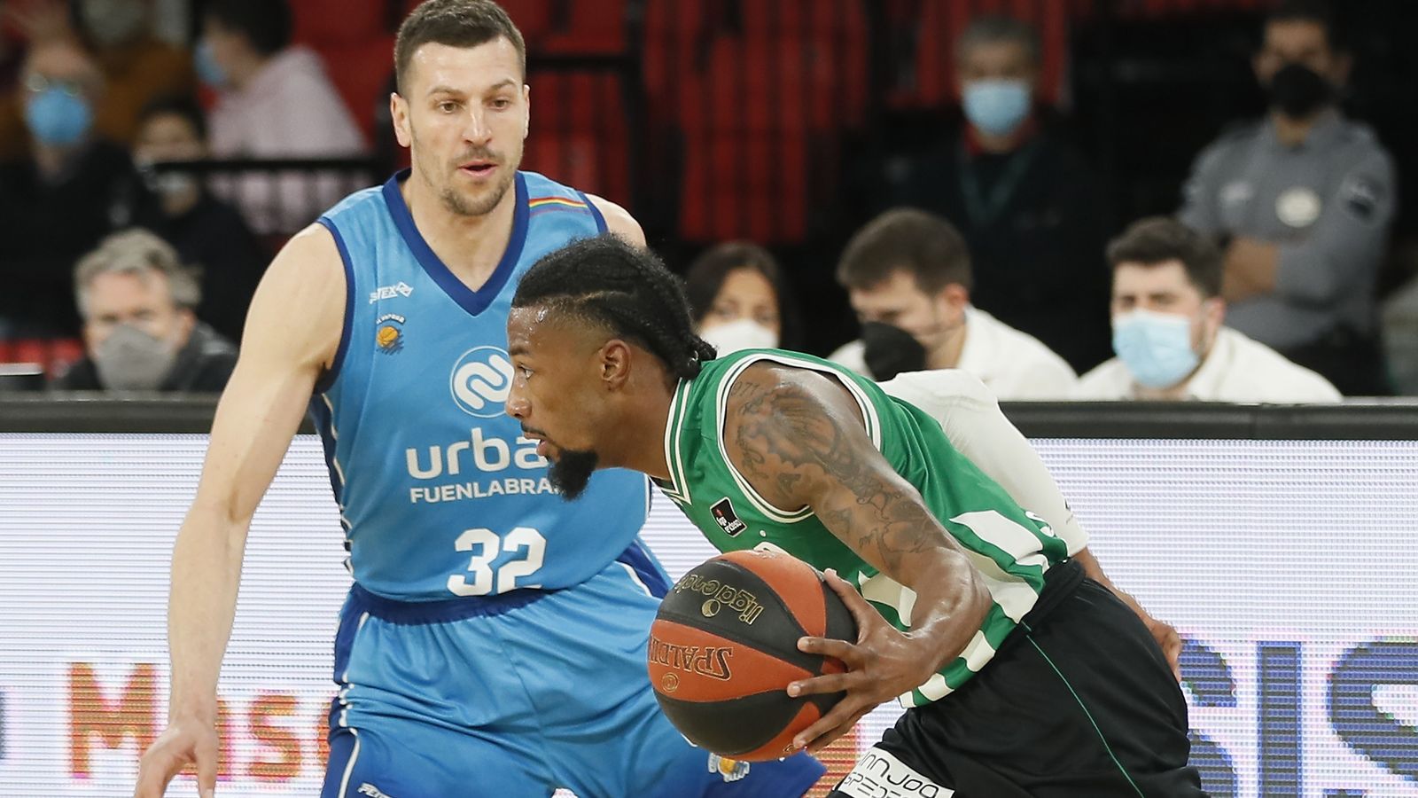 Shannon Evans, la gran baza ofensiva, penetra ante Milosavljevic.