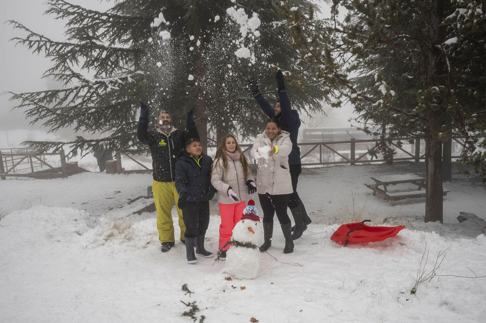 Las imágenes de la nieve y los juegos en familia en Calar Alto