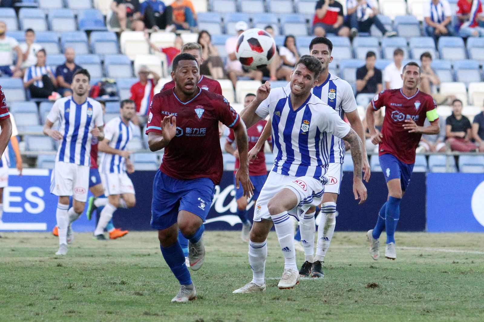 Marc Caballé persigue el balón en un lance del encuentro ante el Jumilla.