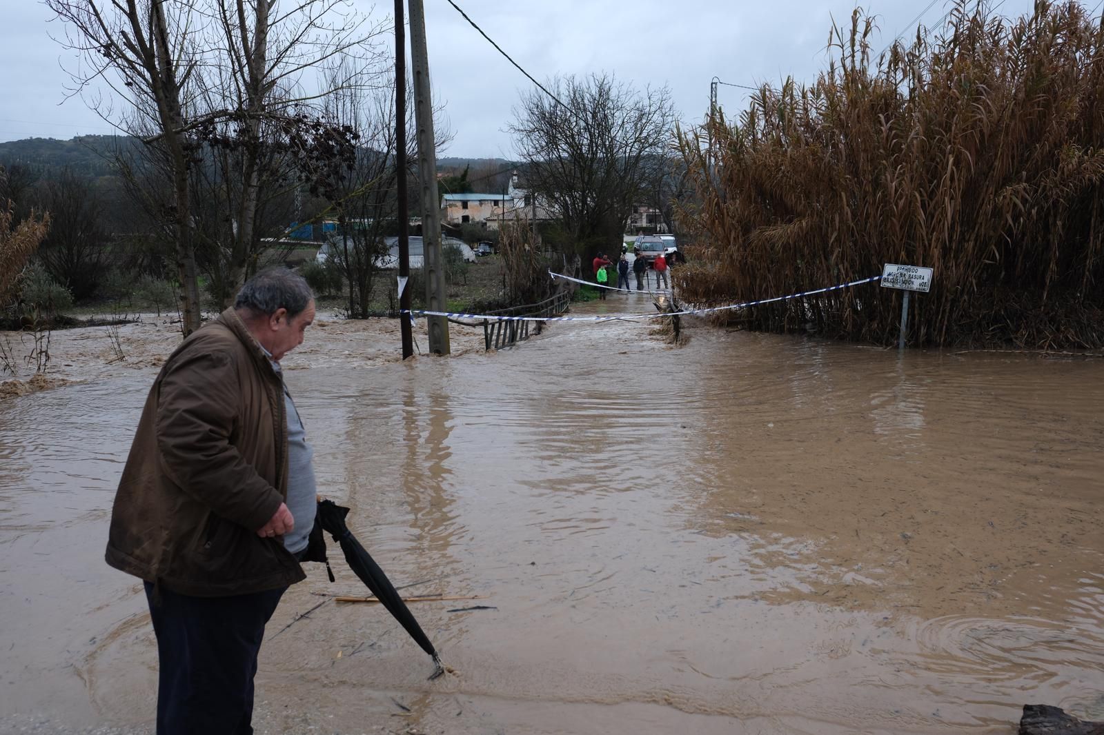 Desbordamiento del río Guadalcobacín, en la Serranía de Ronda, este miércoles.