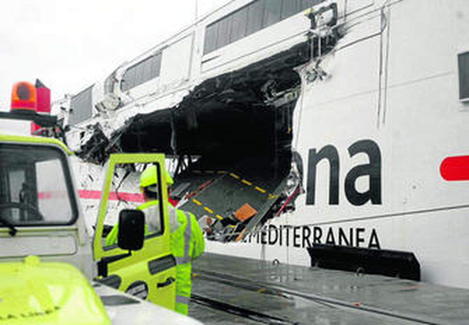 En el muelle de Isla Verde se aprecia el agujero que hizo el 'New Glory' al 'Milenium Dos'.