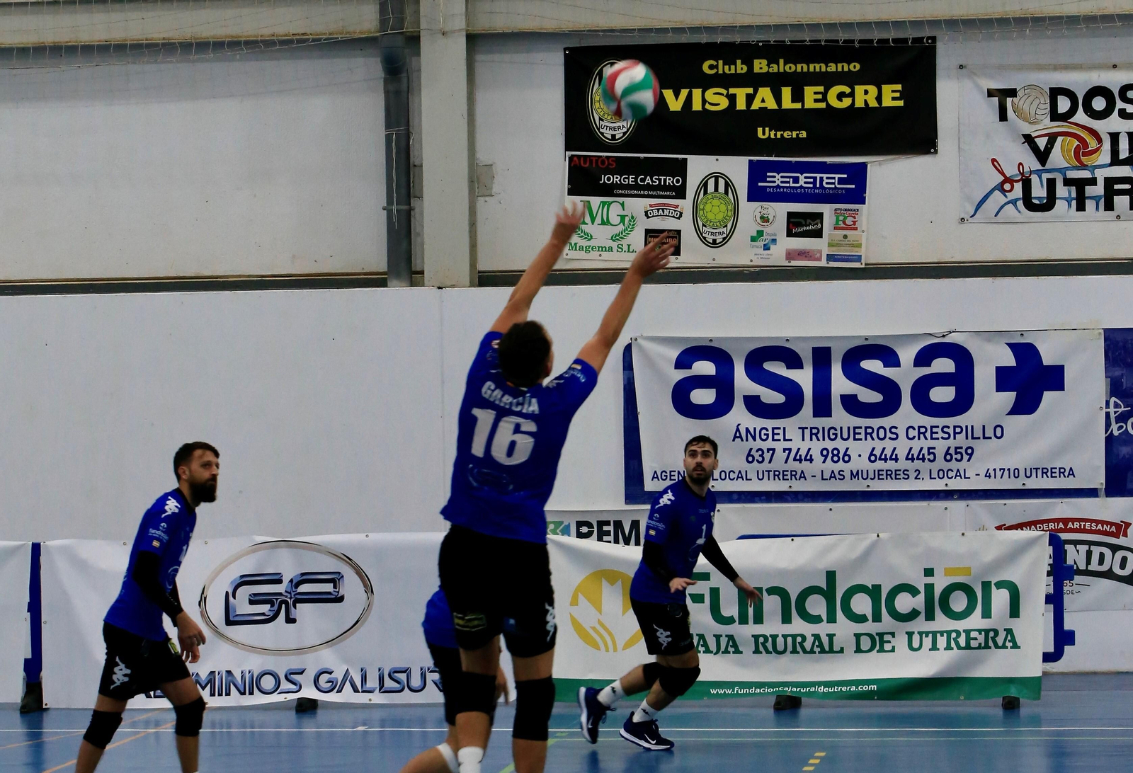 García coloca el balón en una acción de ataque.