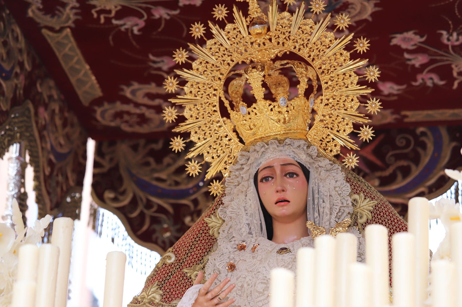 Imágenes del recorrido de la Hermandad del Cristo Cautivo de Huelva