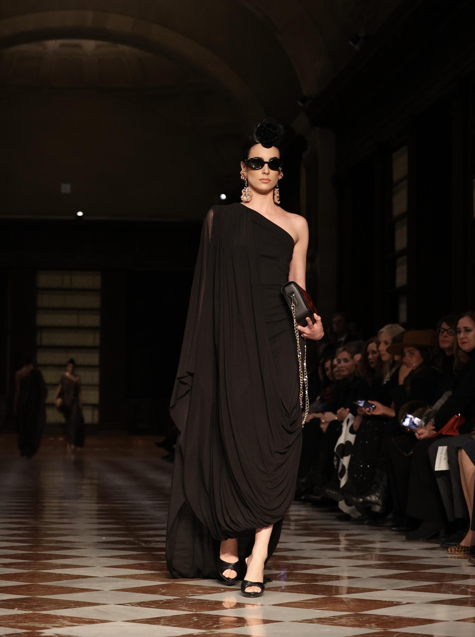 Desfile de Juana Martín en el Archivo de Indias de Sevilla