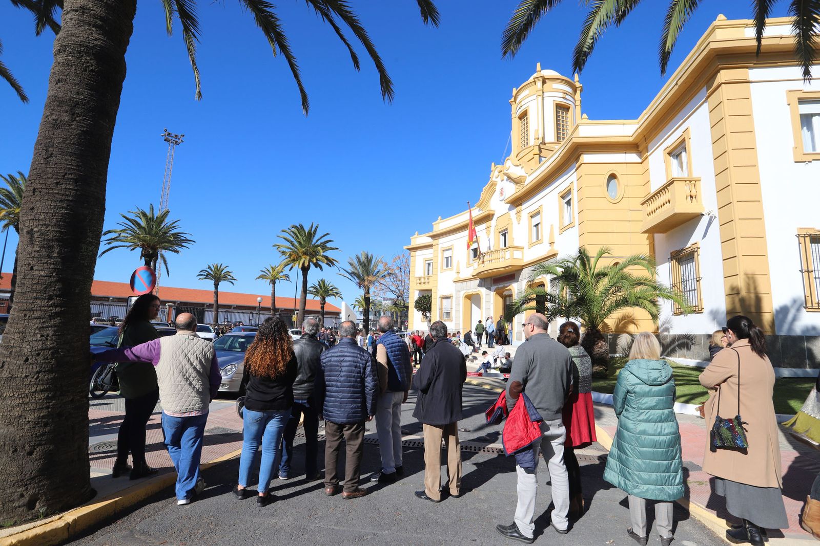 Imágenes de las largas colas para recoger las invitaciones para visitar el submarino Tramontana