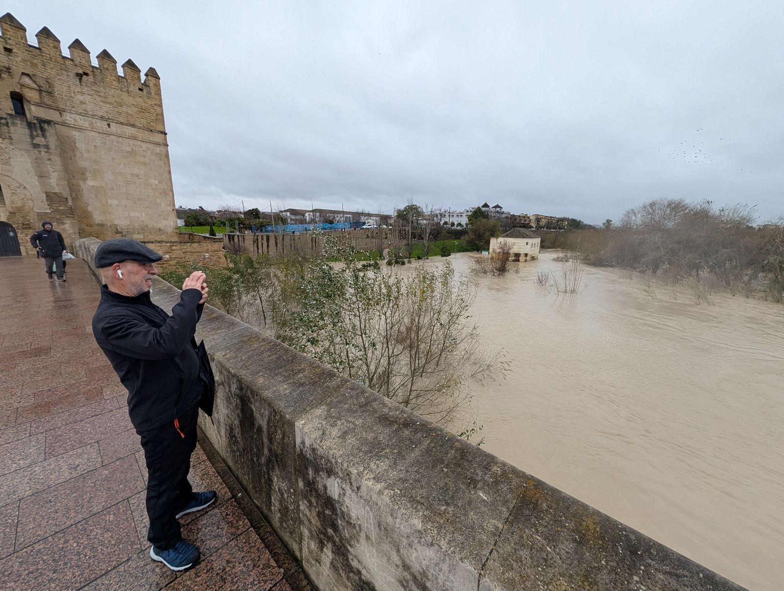 El río Guadalquivir supera los cuatro metros de altura a su paso por Córdoba, en imágenes
