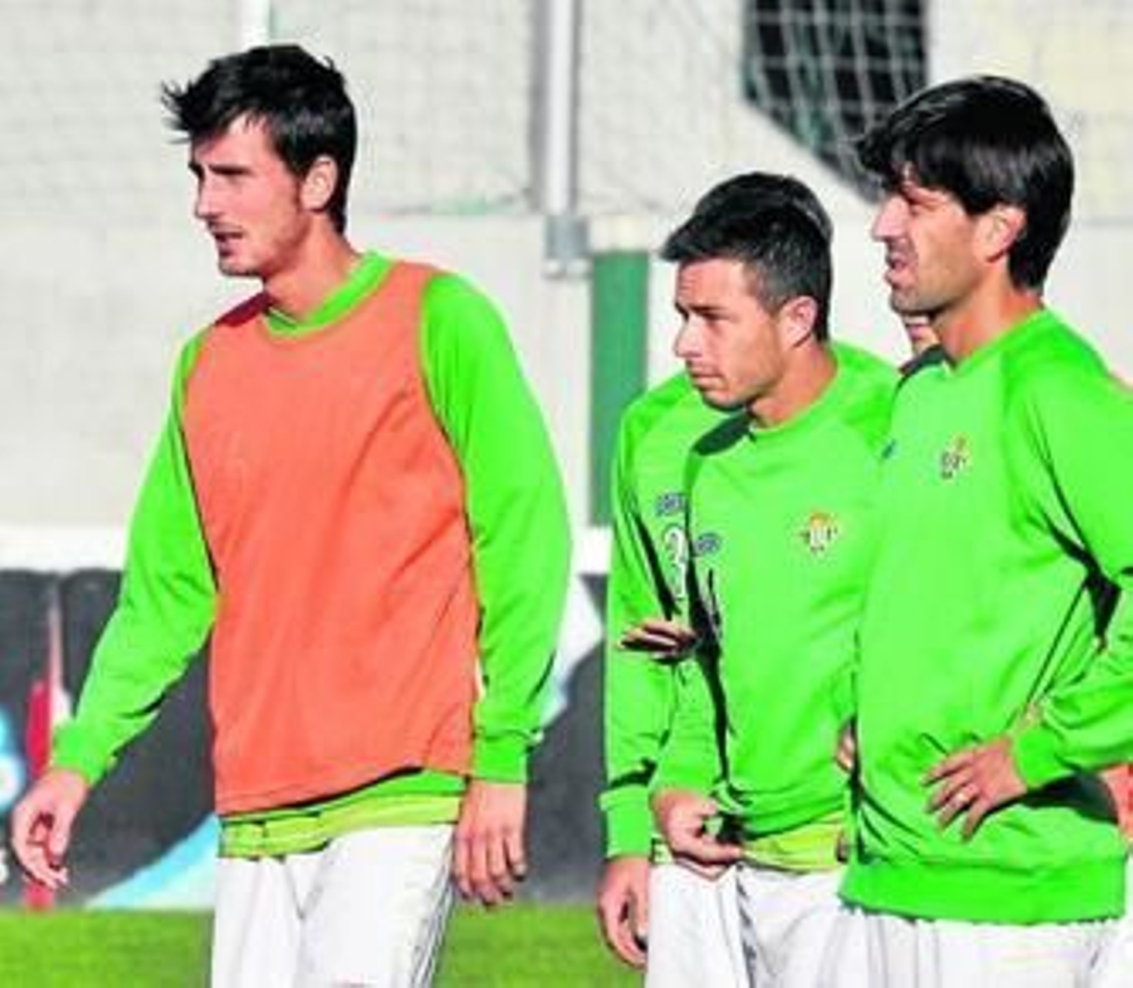 Miki Roqué y Belenguer, dos centrales por un puesto, ayer junto a Rubén Castro.