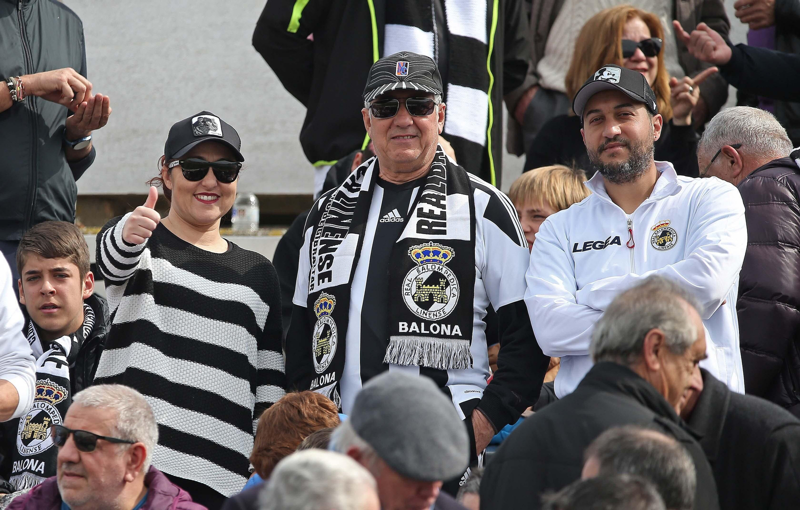 Fotos de la afición durante el Balona - Deportivo de La Coruña en el estadio municipal de La Línea