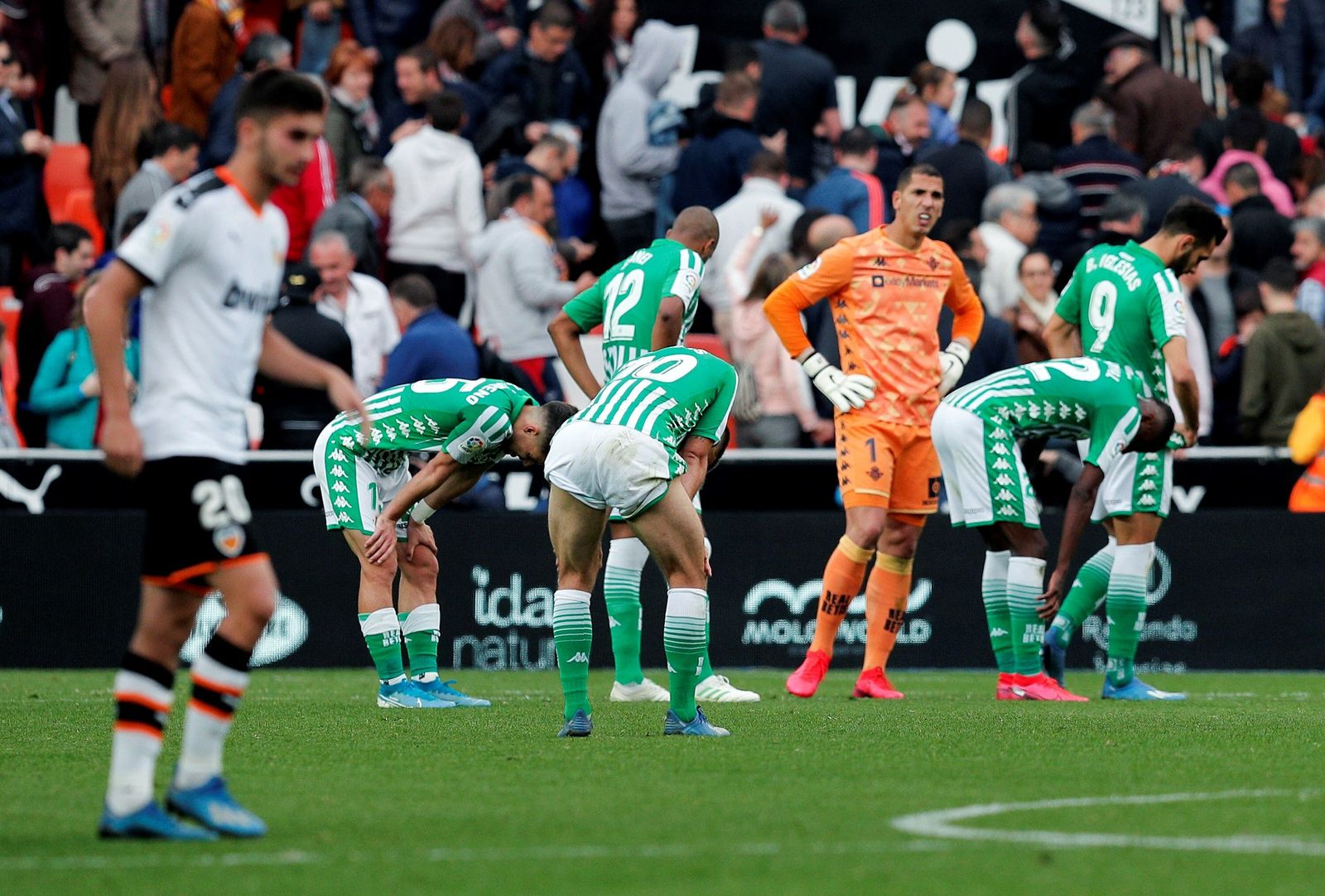 Los jugadores del Betis doblan sus figuras en señal de dolorosa resignación al final del partido.