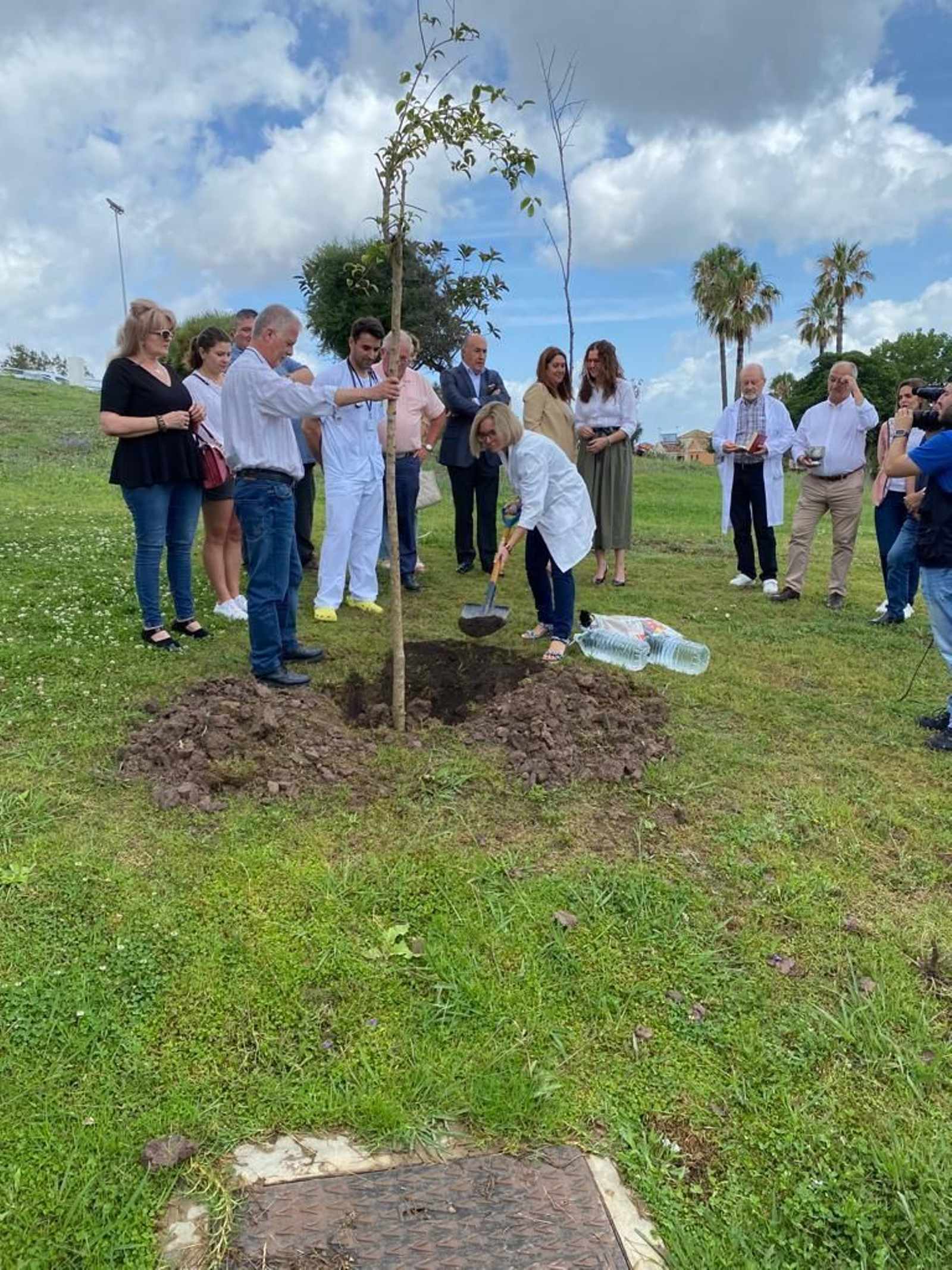 Un momento del acto de plantación del árbol.