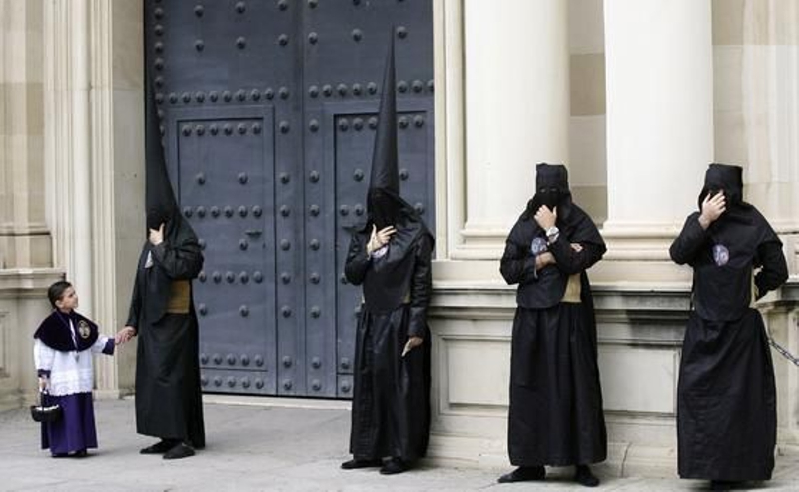 Varios nazarenos de Los Estudiantes esperan la apertura de la capilla.  Foto: Antonio Pizarro