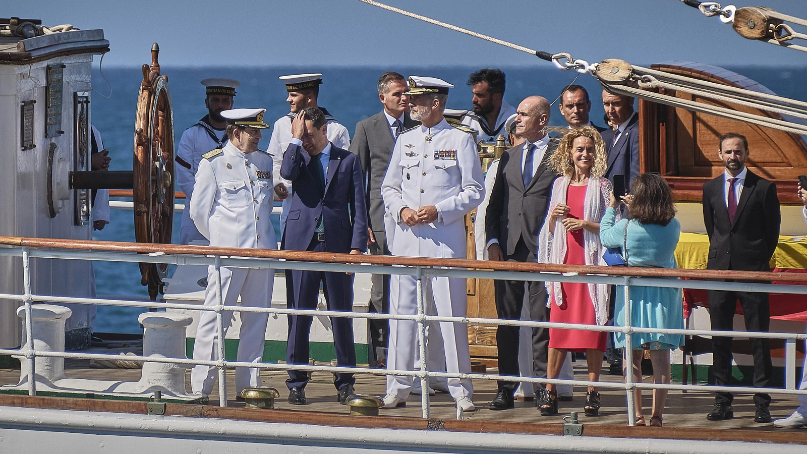 Parada naval y aérea en homenaje a Elcano en aguas de Sanlúcar. Parada naval y aérea en homenaje a Elcano en aguas de Sanlúcar.