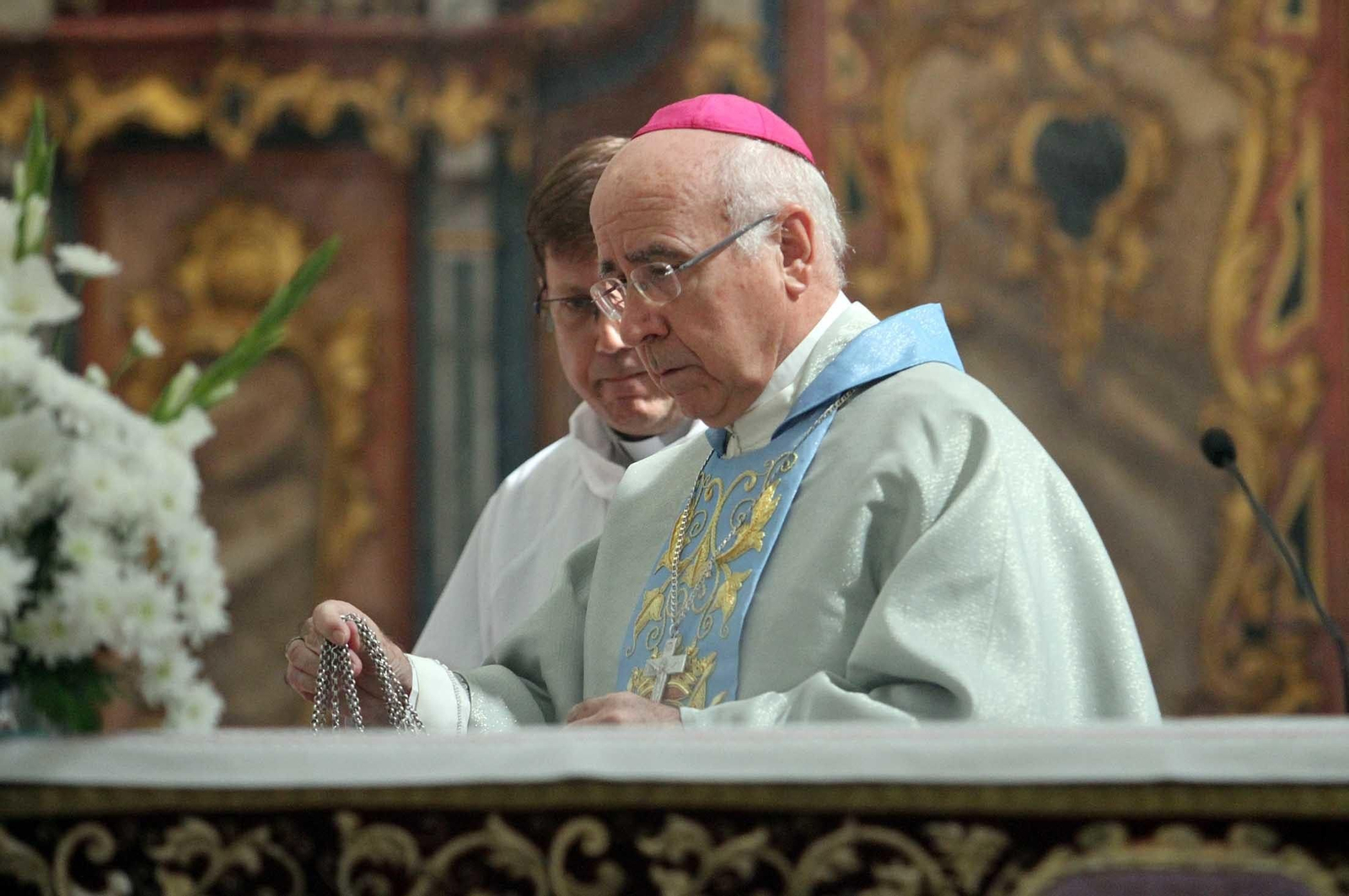 Misa ante la Virgen de La Cinta presidida por el obispo de Huelva, José Vilaplana, en la Catedral