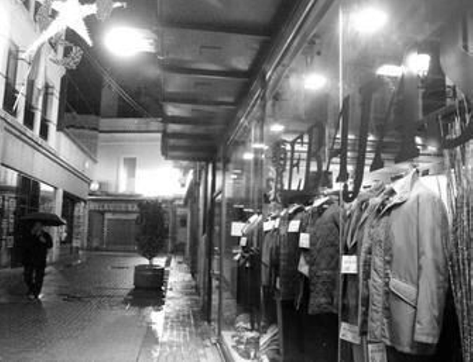 Ayer ya estaba todo preparado en los establecimientos que inician las rebajas de enero hoy.