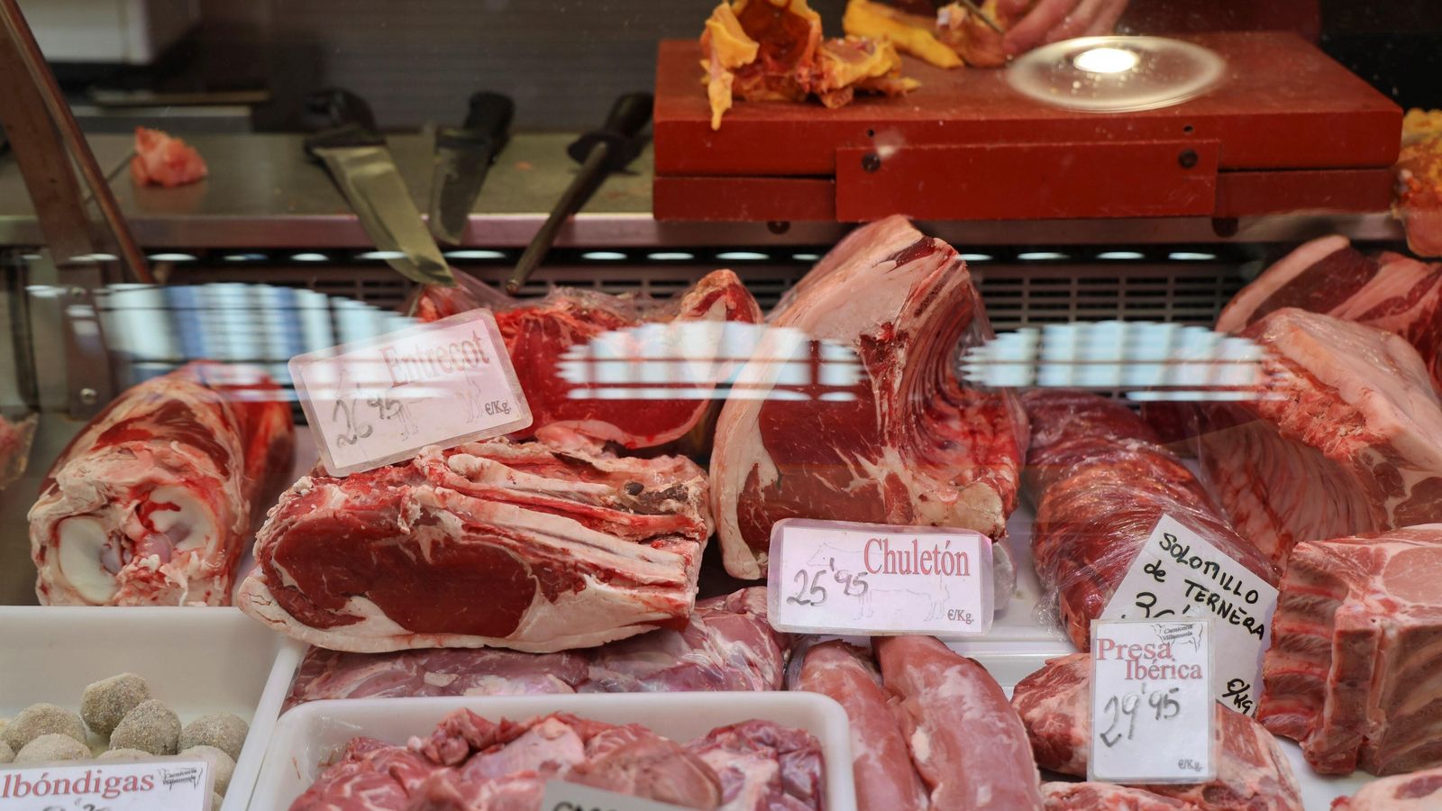 Productos de carne a la venta en un puesto en el Mercado Atarazanas.