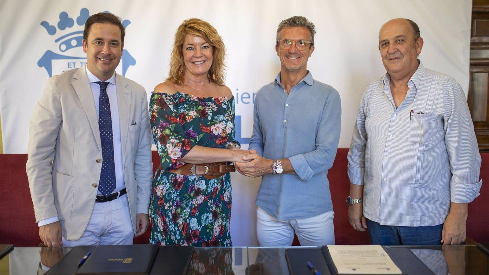 Firma con la Hermandad del Rocío de Huelva.