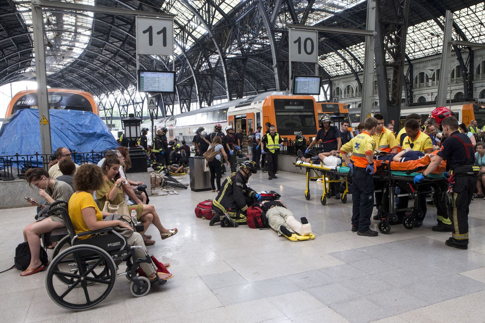 Equipos de emergencia atendían ayer a los pasajeros heridos en el accidente en la estación de Francia de Barcelona.