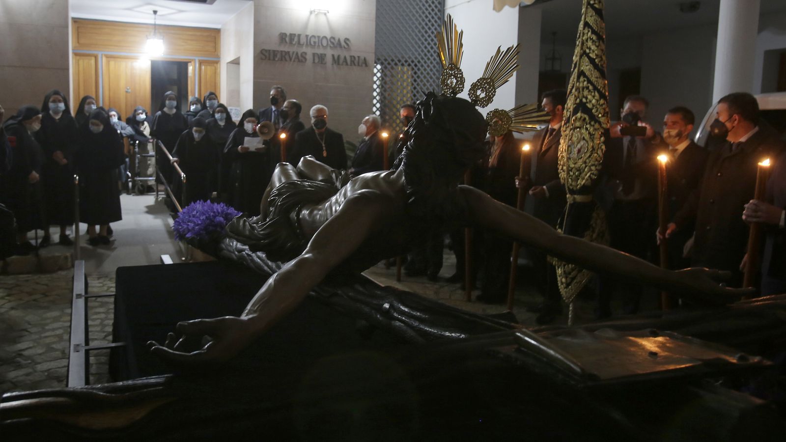 El Cristo de la Buena Muerte ante las Siervas de María