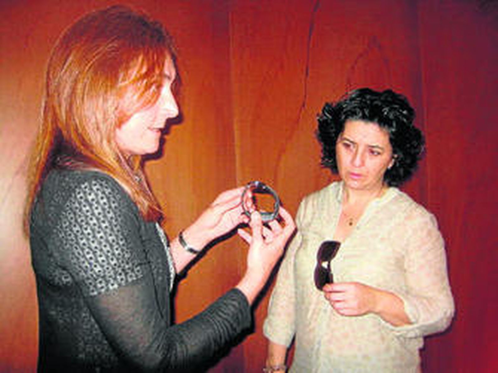 Una persona explica el funcionamiento del geolocalizador.