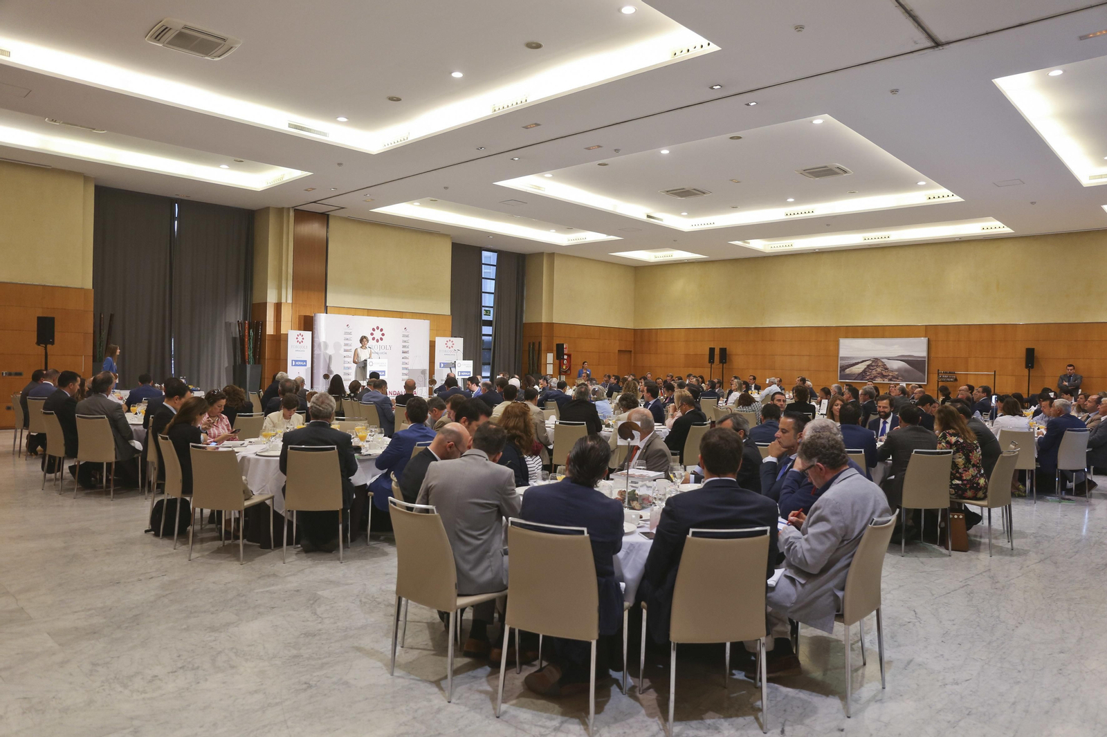 Las imágenes del desayuno-coloquio con Isabel García Tejerina