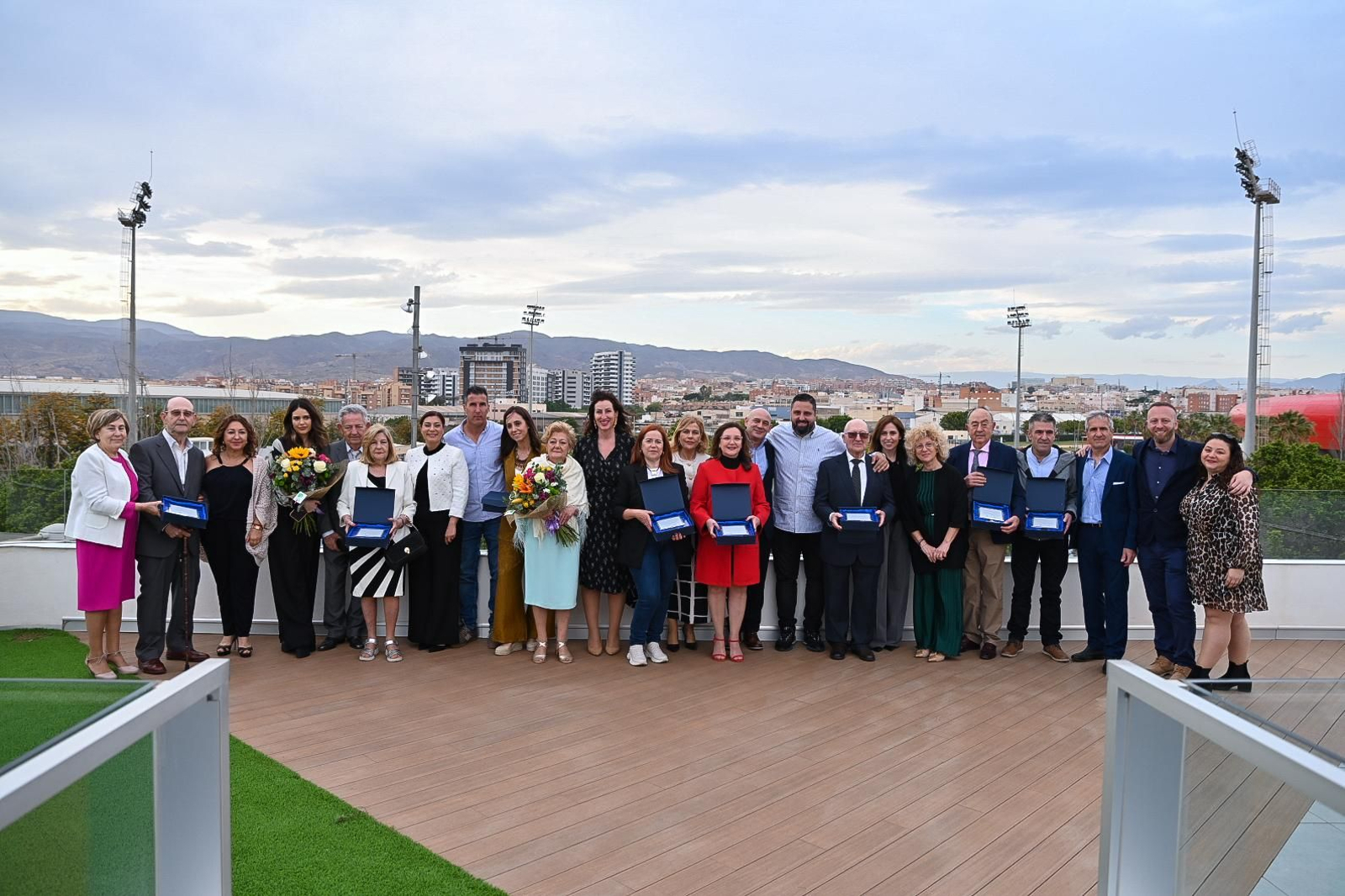 Los propietarios de los establecimientos reconocidos se han hecho 'foto de familia' con la alcaldesa