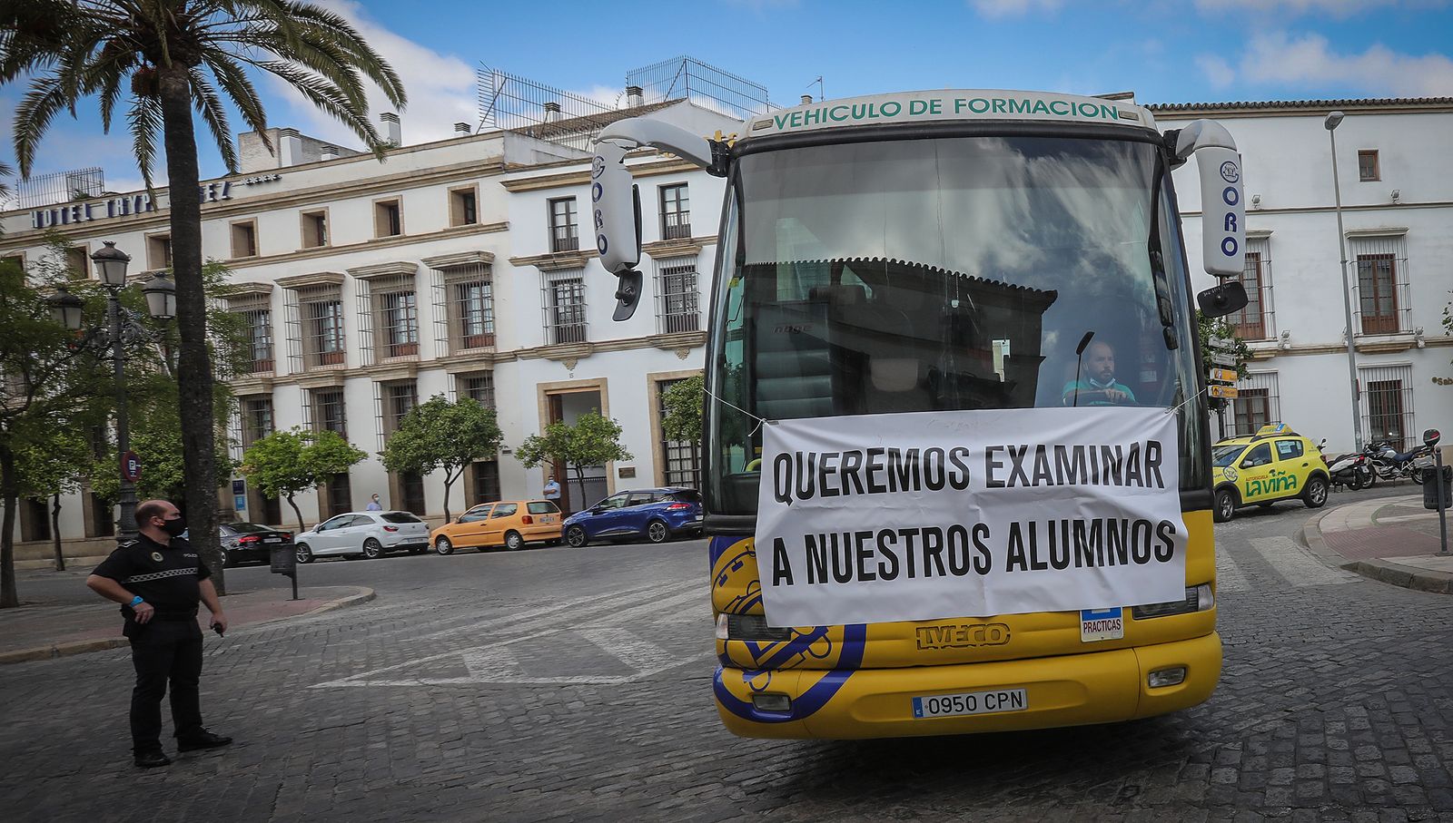 Imágenes de la caravana de protesta de las autoescuelas  por la falta de examinadores