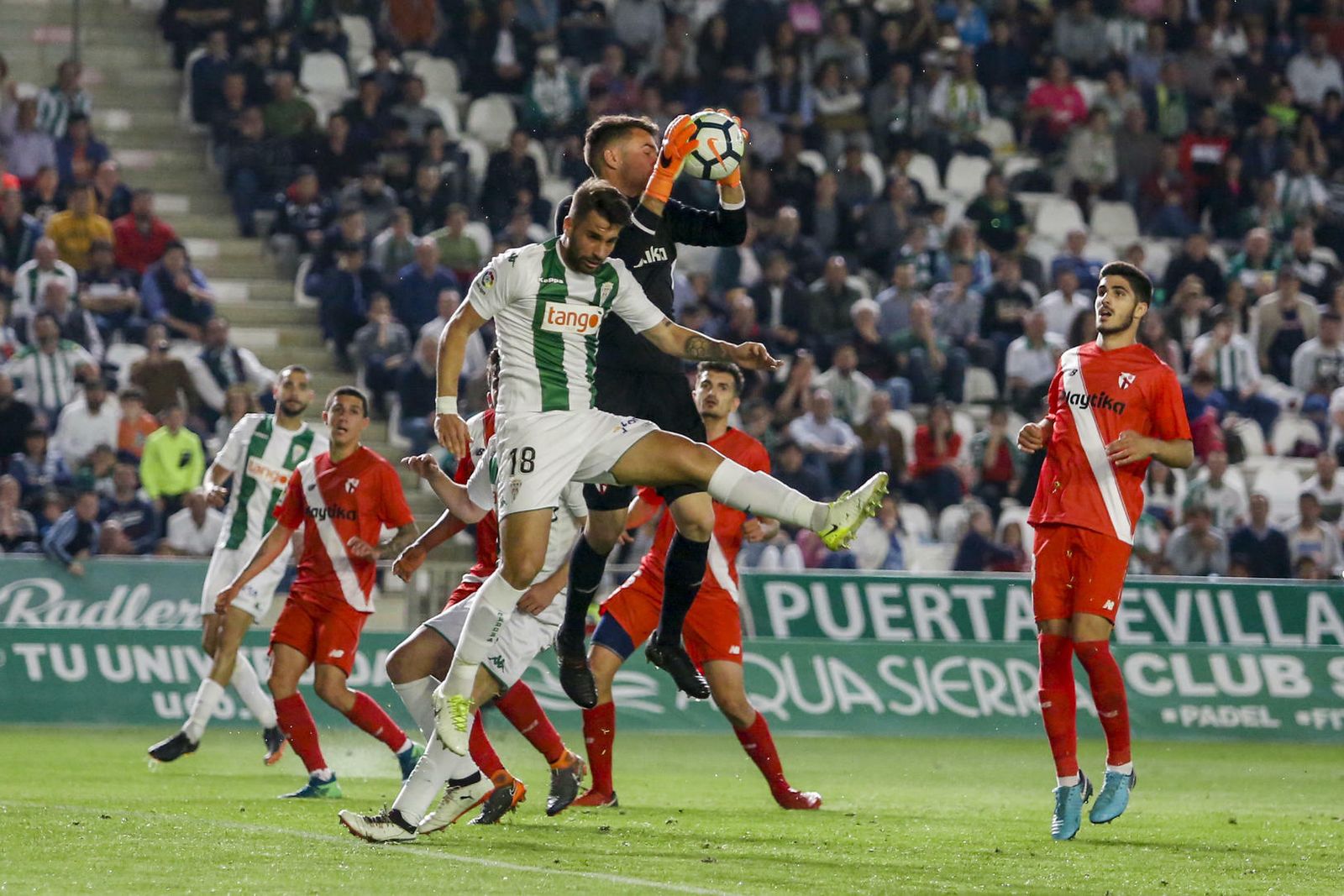 El blanquiverde Josema trata de rematar con la oposición del meta sevillista Soriano.