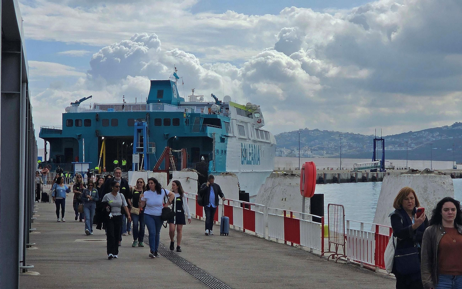 Los pasajeros del 'Avemar Dos' desembarcan en el Puerto de Tánger, este jueves por la mañana.