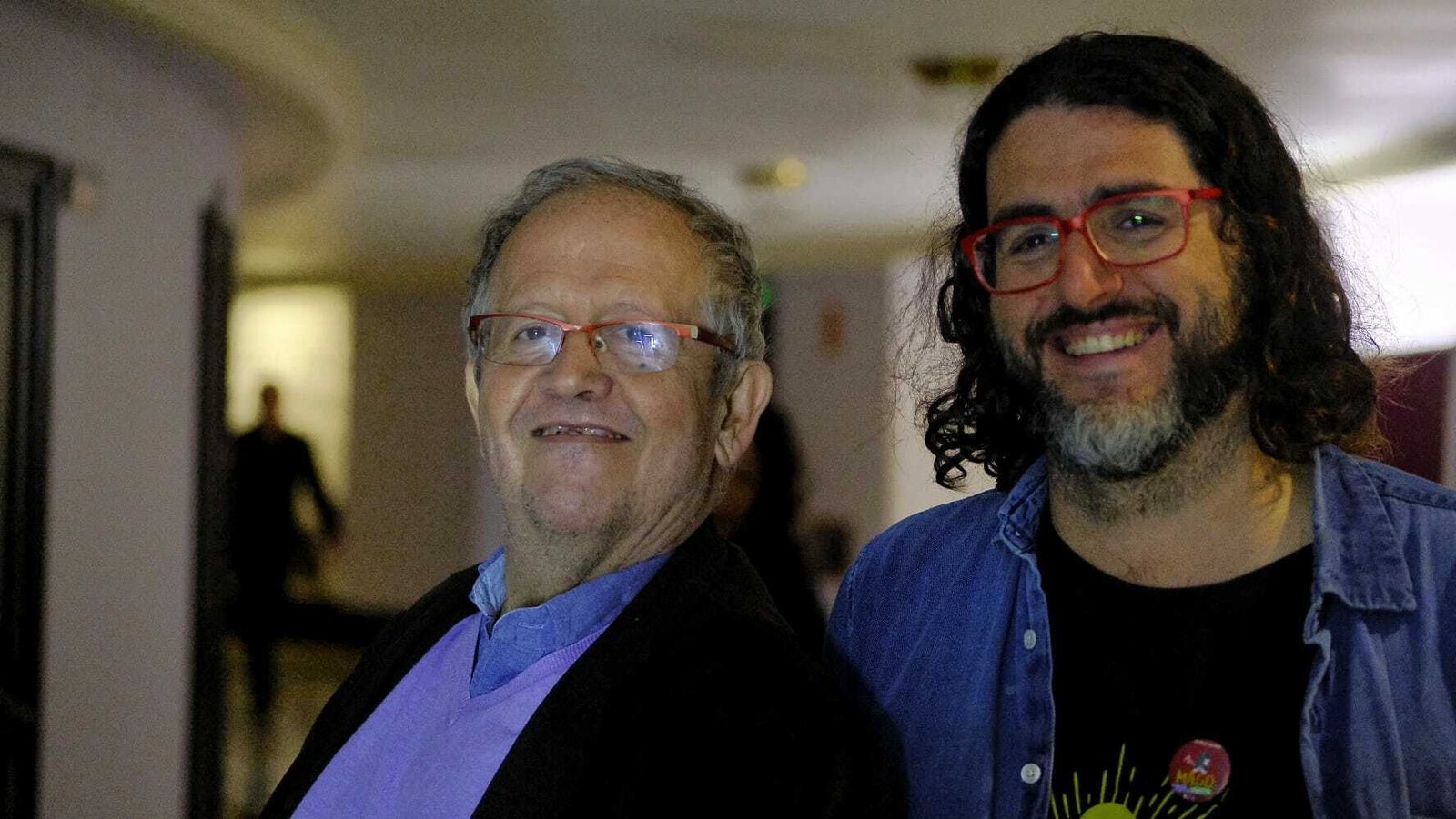 El escritor y exjurado del COAC, Juan José Téllez,  y el presidente de la Asociación de la Prensa de Cádiz, Diego Calvo.