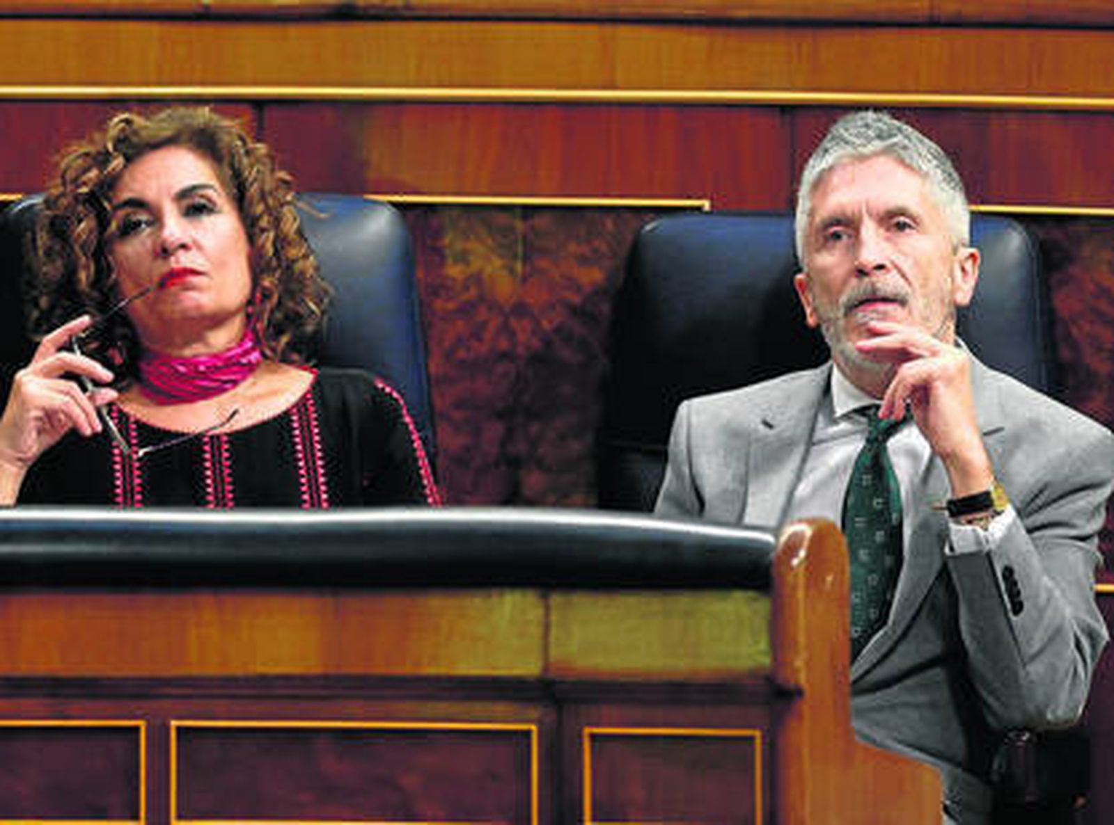 La ministra de Hacienda, María Jesús Montero, y el titular de Interior, Fernando Grande-Marlaska, ayer en el Congreso.