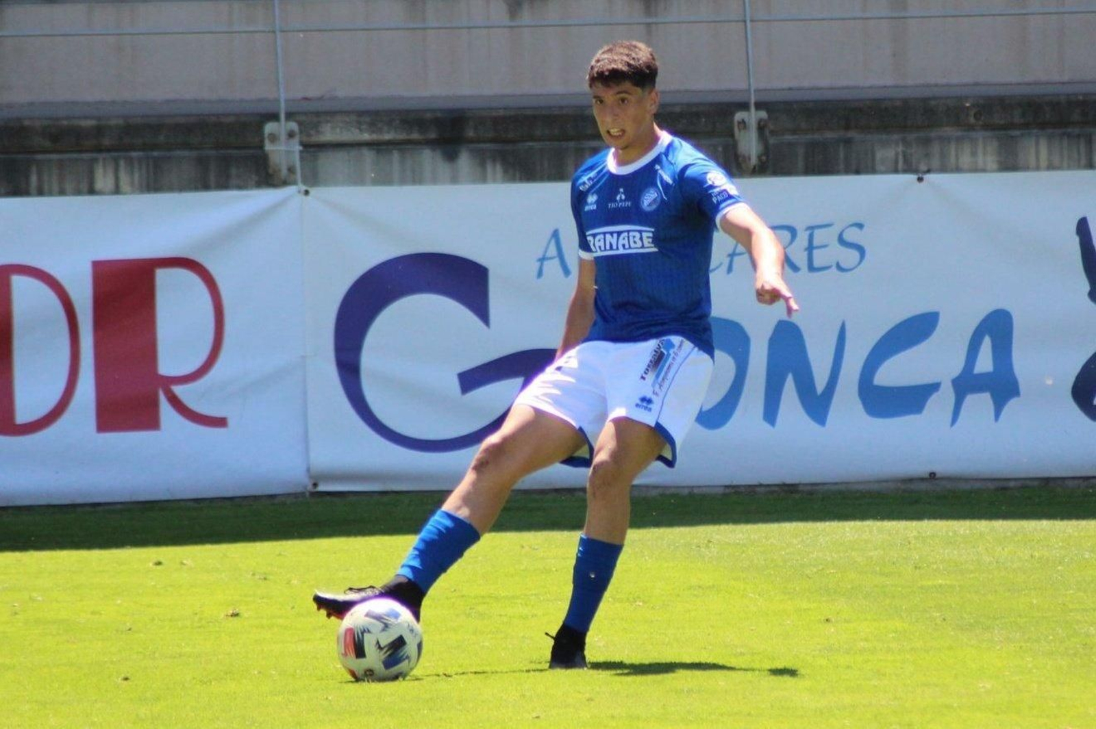 El juvenil Hugo fue titular en el lateral derecho azulino.