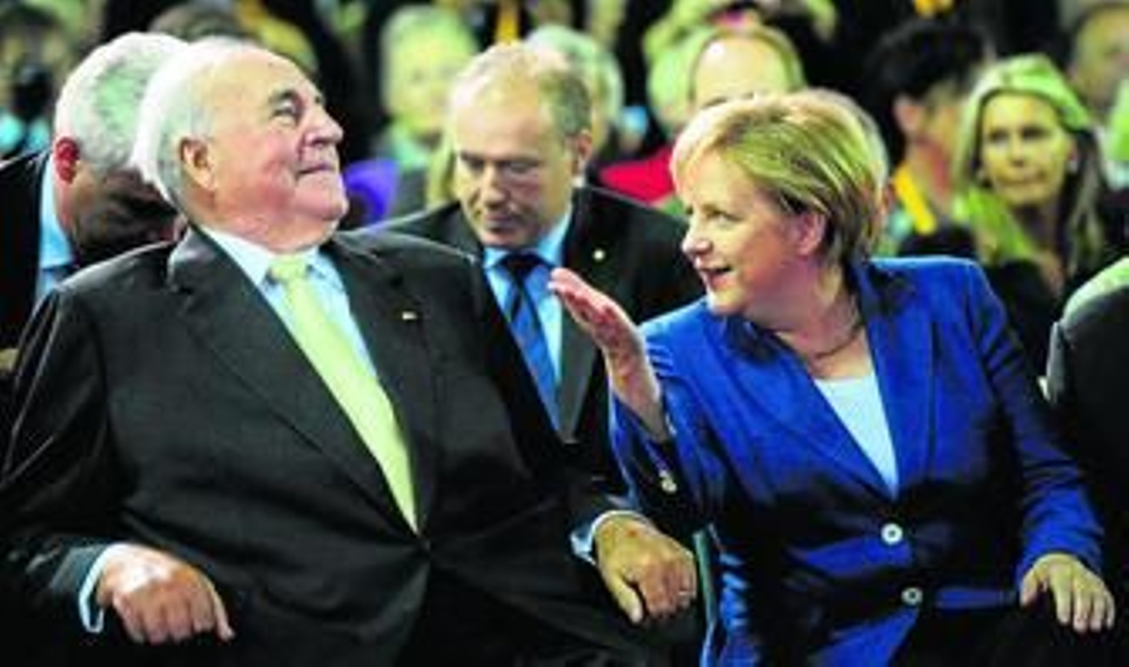 Angela Merkel y el ex canciller Helmut Kohl participan en un acto de la CDU por el 20º aniversario de la reunificación en Berlín.