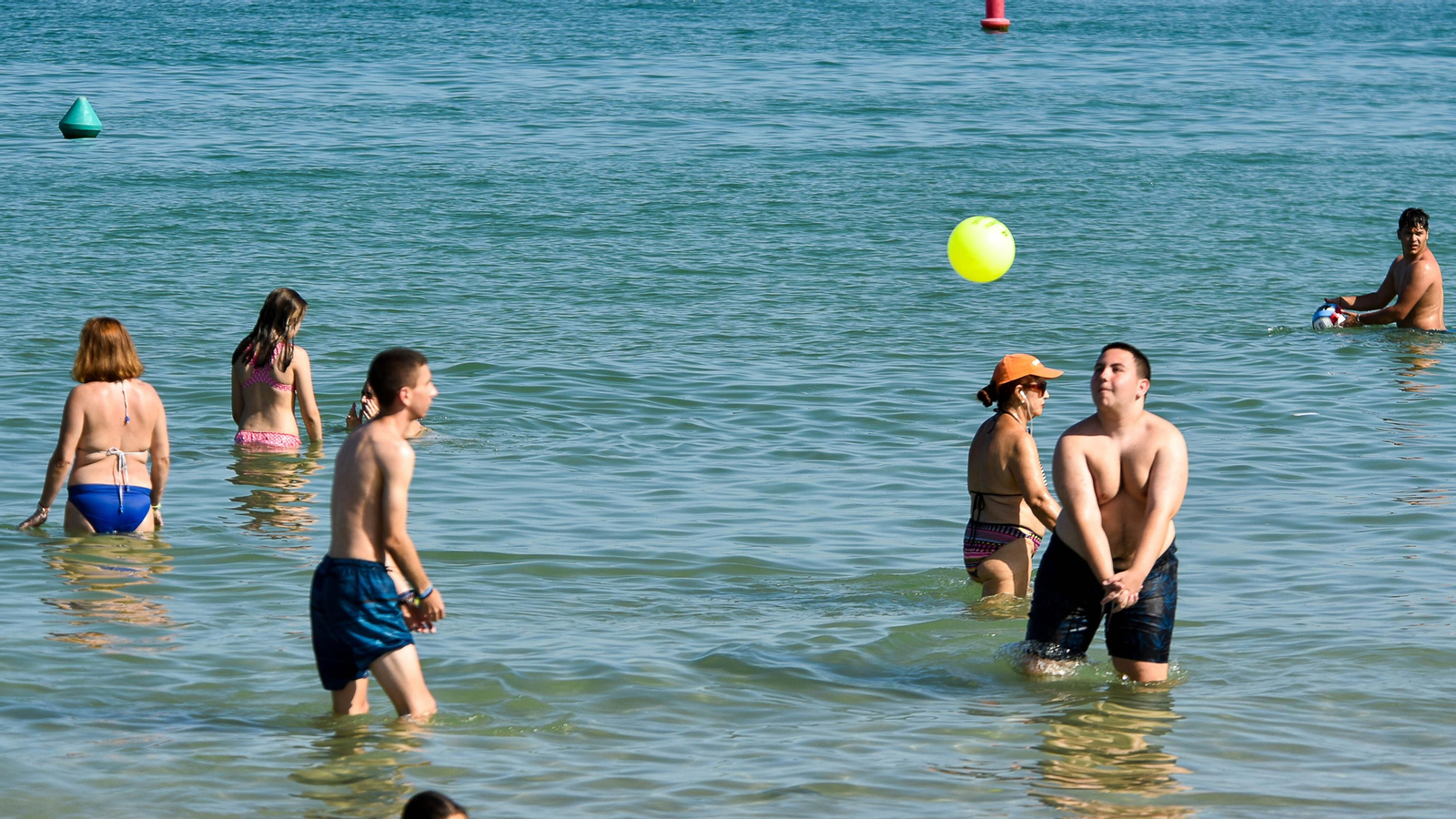 Fotos de la tarde en la playa del El Rinconcillo en plena ola de calor