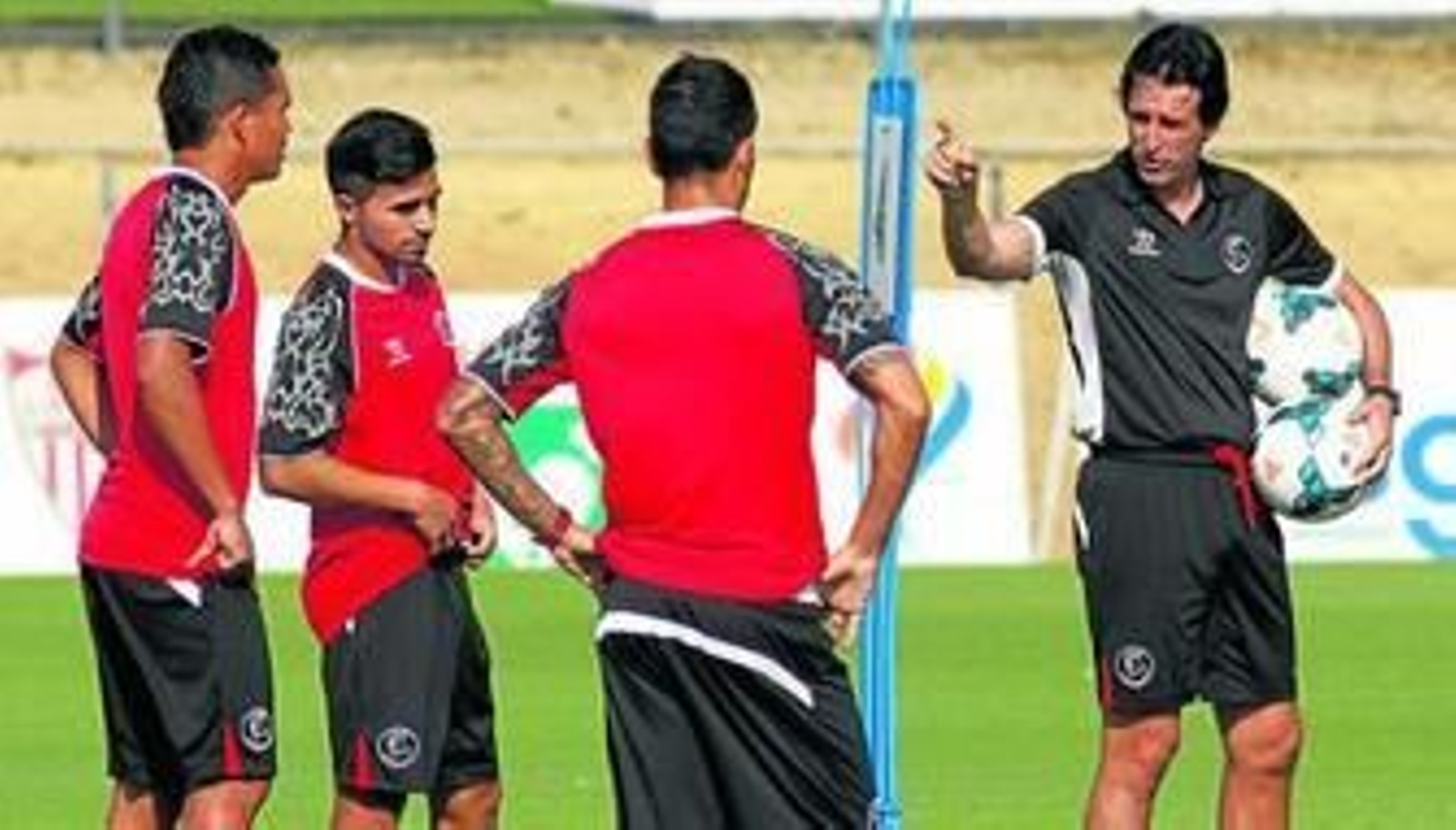 Emery se dirige a Bacca, Rabello y Vitolo durante un entrenamiento.