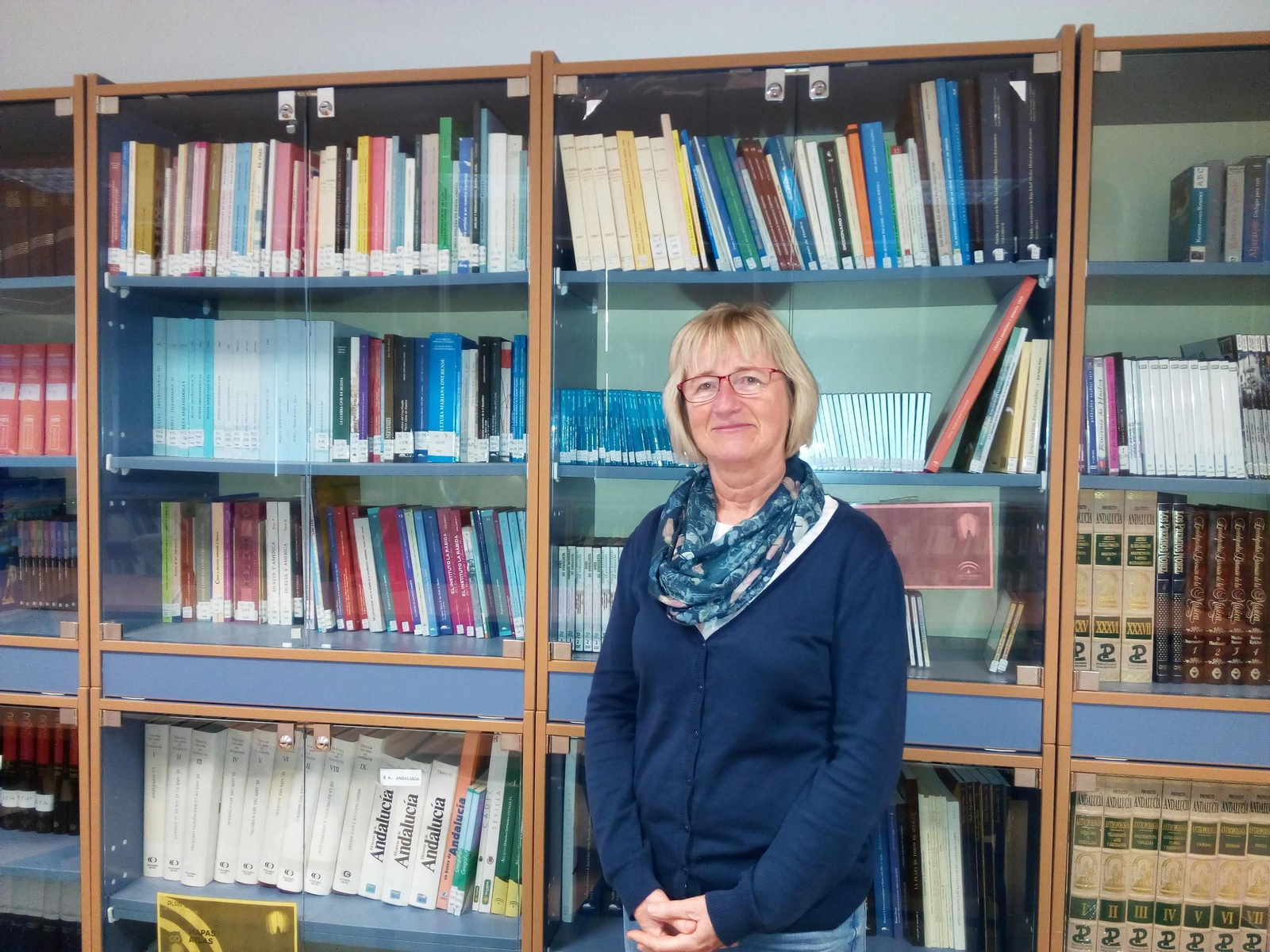 Marion Zinn, fotografiada en la biblioteca del IES Pérez Mercader.