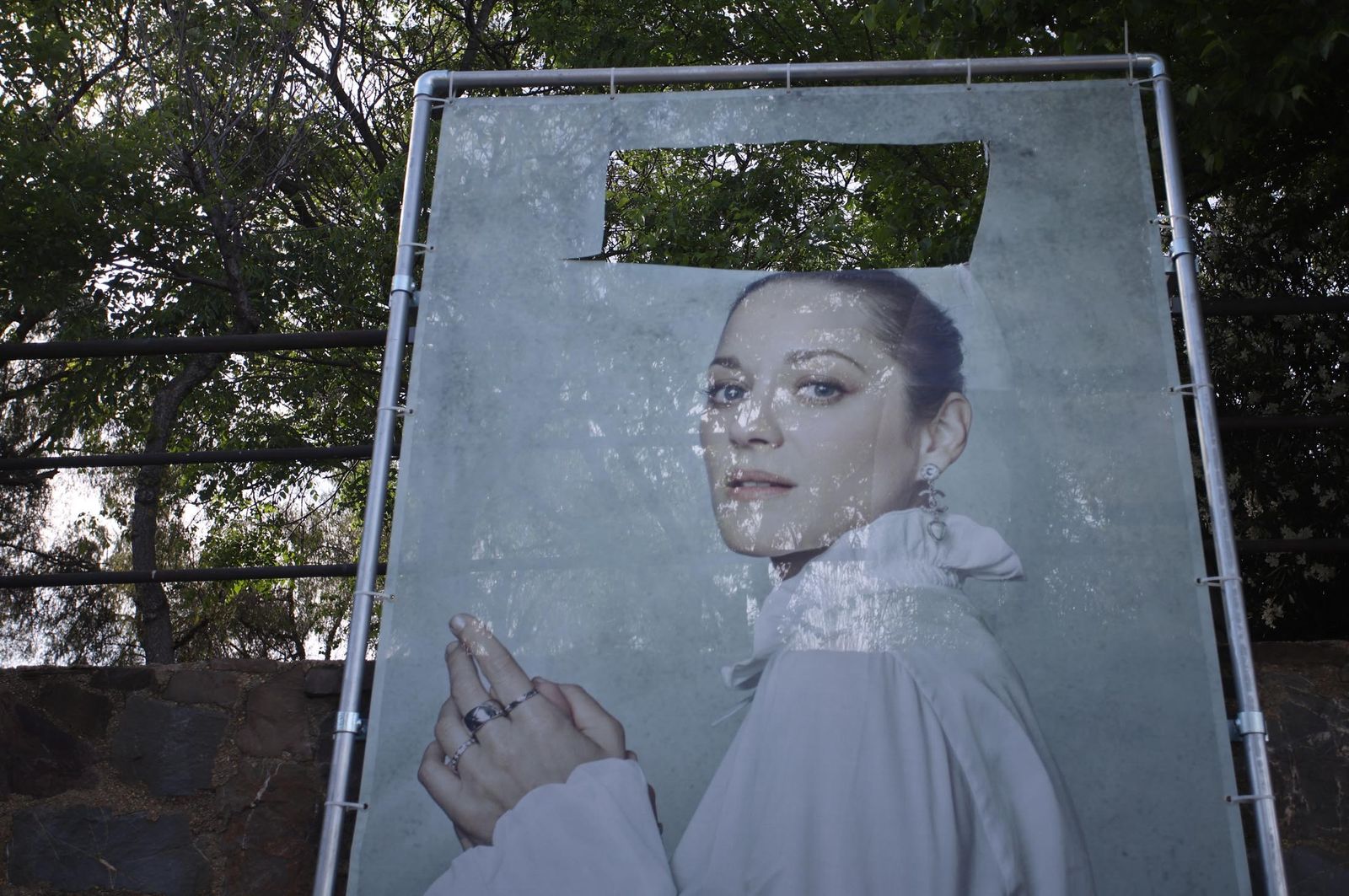 Imágenes  de los actos vandálicos en la exposición al aire libre de Jorge Fuembuena en la Avda Santa Marta