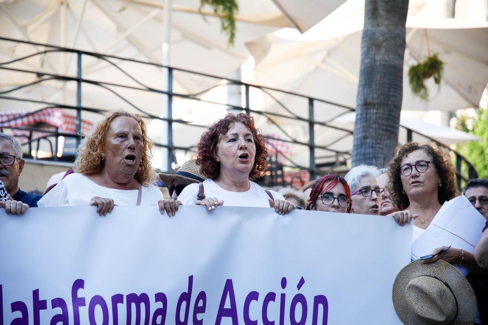 Las imágenes del minuto de silencio en el Mirador de la Rambla por la mujer asesinada en Almería