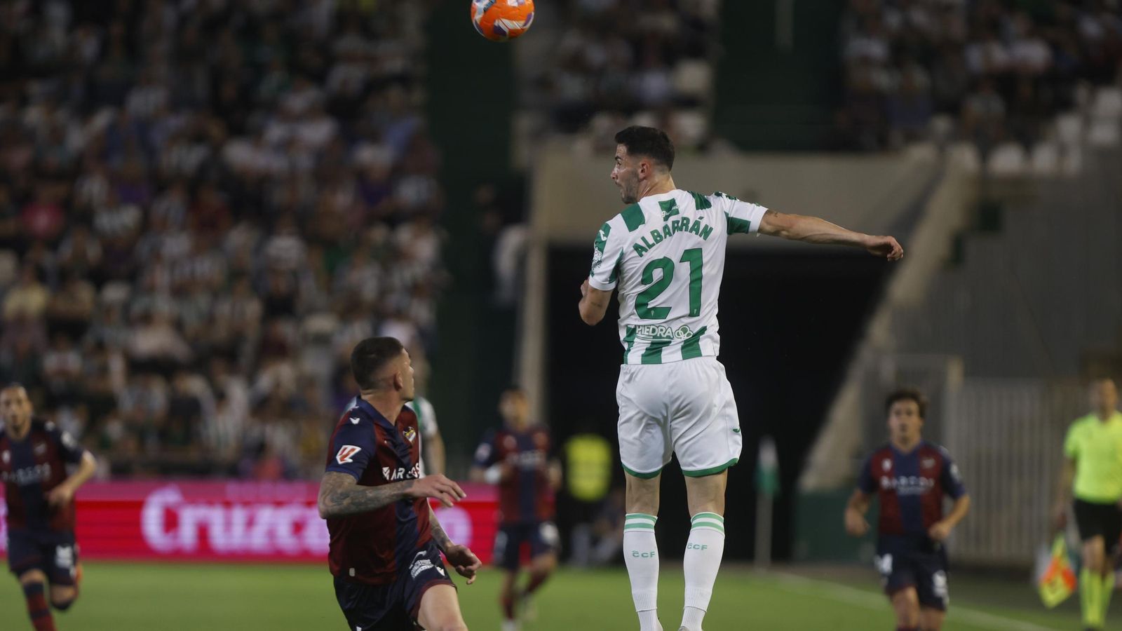 Albarrán cabecea el balón en un lance del Córdoba CF - Levante disputado en El Arcángel.