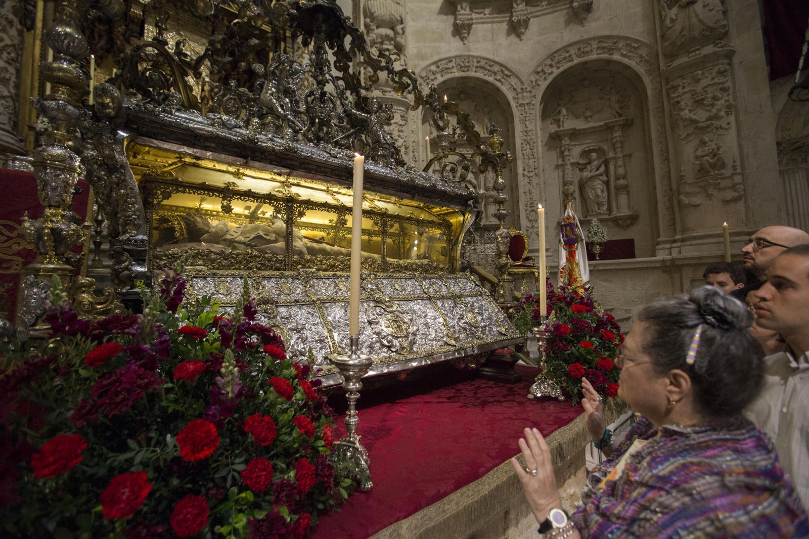 Los fieles contemplan el cuerpo de San Fernando en su urna un 30 de mayo.