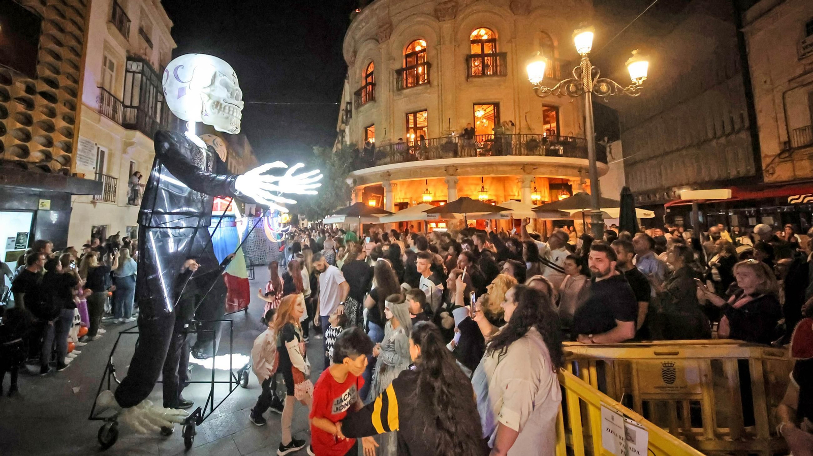 Una calavera gigante, por el centro de la ciudad.