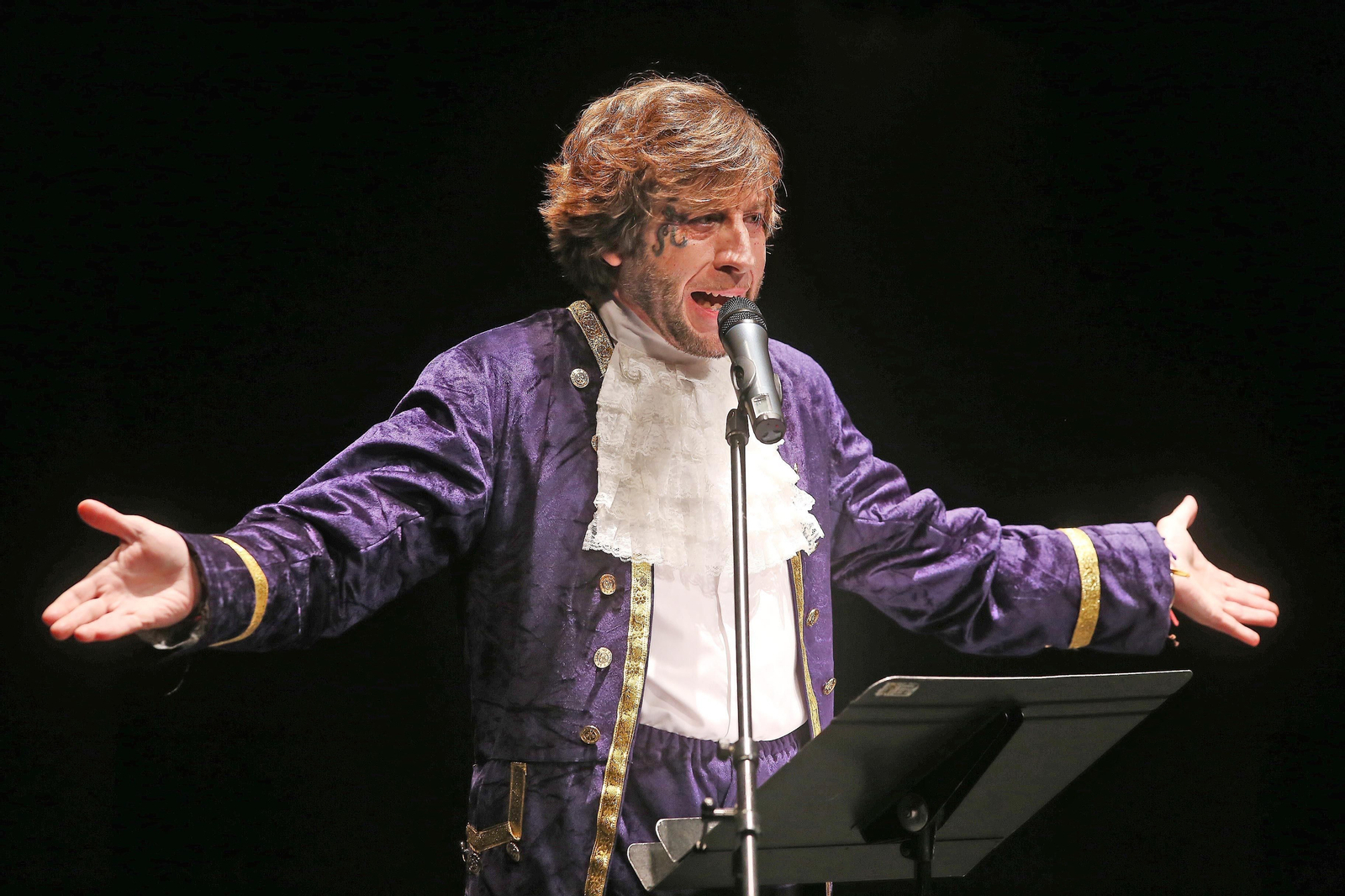 Manuel de la Momi, durante su pregón del carnaval, ayer en el Teatro Villamarta.