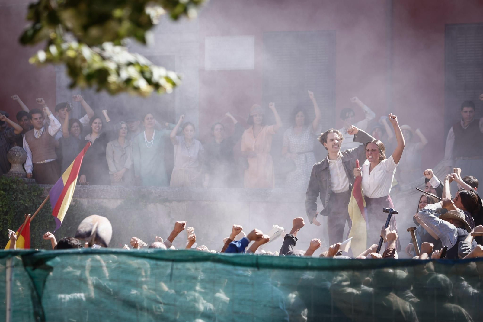 Fotos: así es el rodaje de la película de Los Javis en la plaza de Santa Ana de Granada
